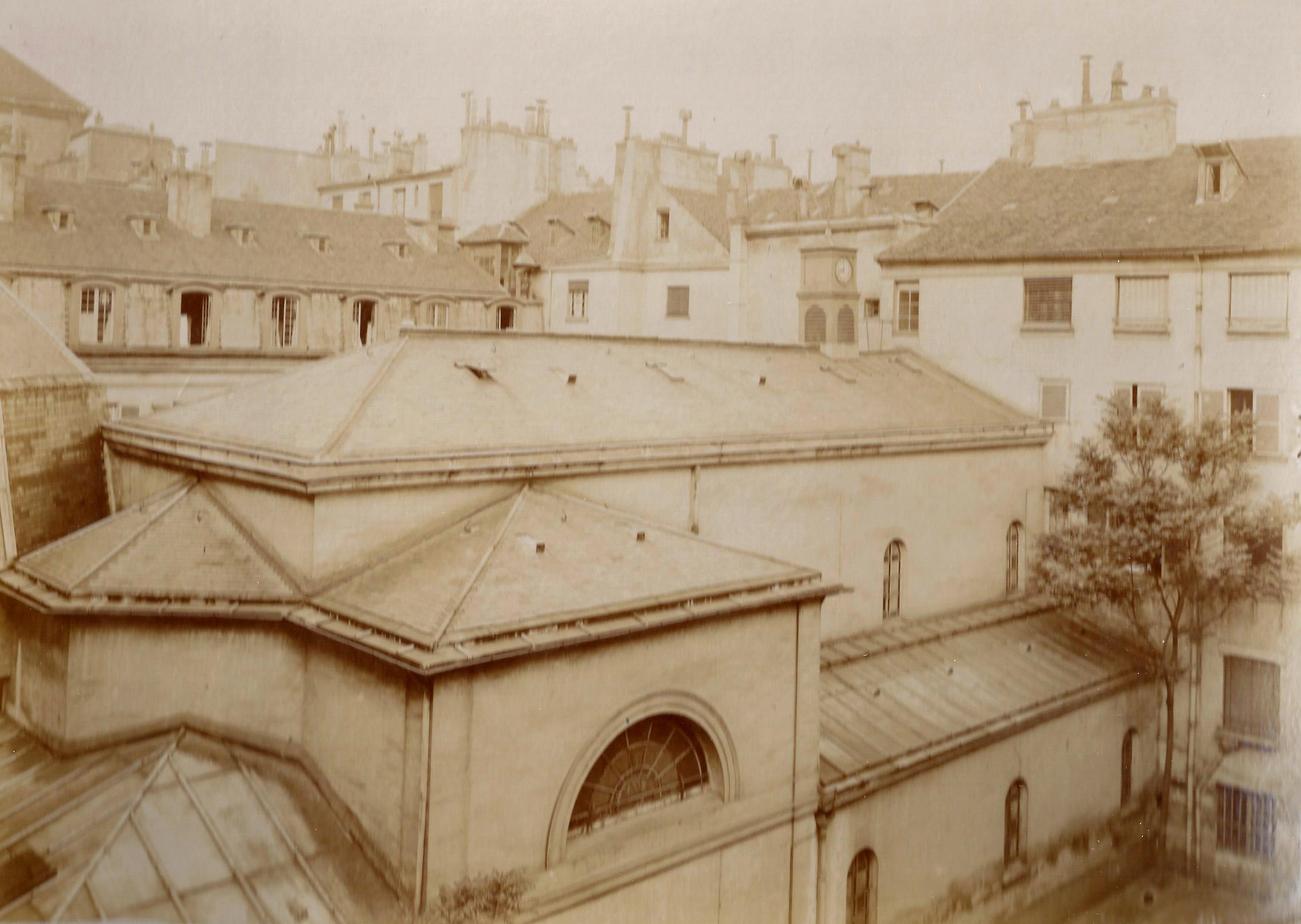 Extérieur de la chapelle, vu depuis la cour du n°25