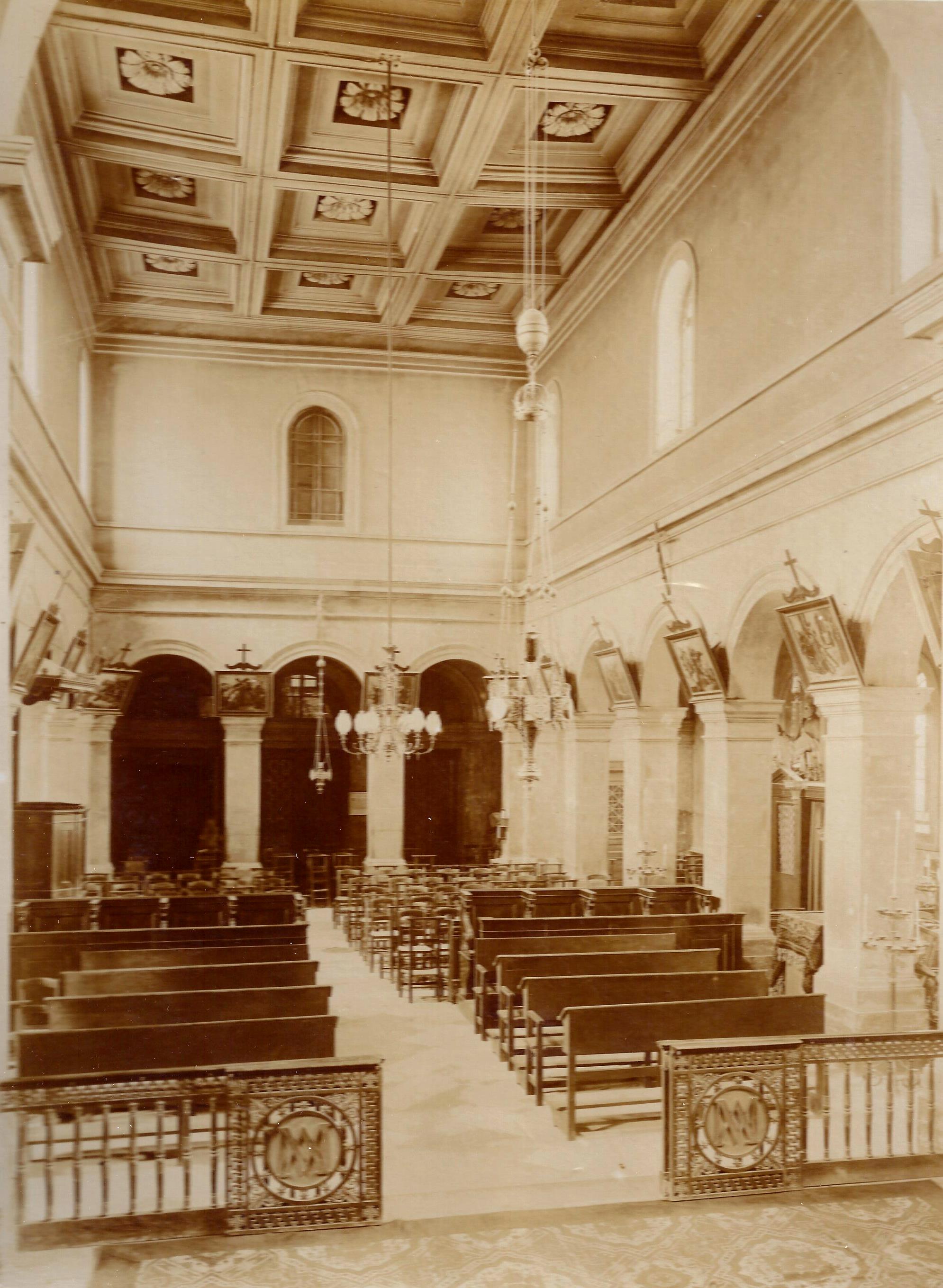 Intérieur de la chapelle - Vue en direction de l'entrée