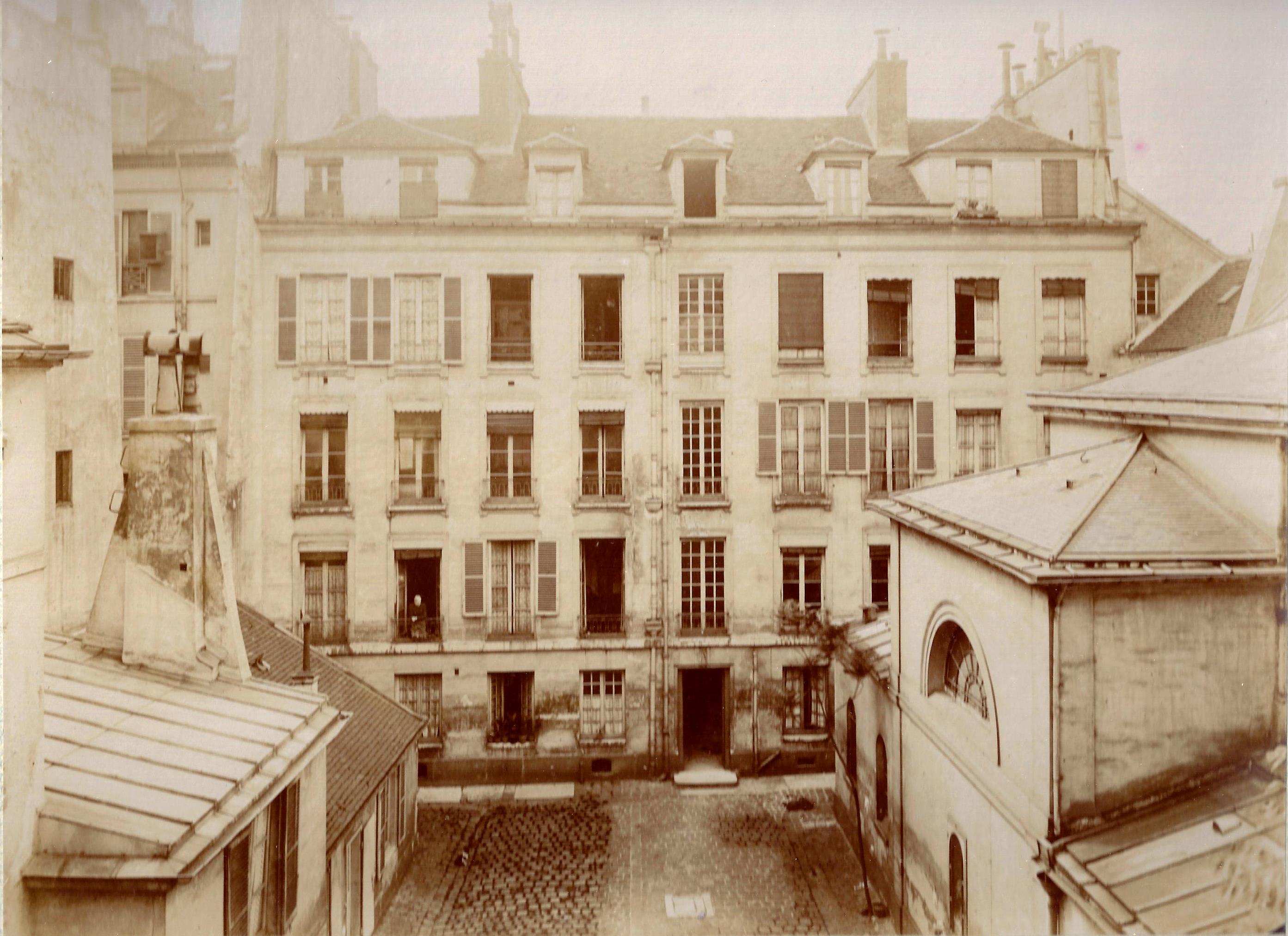 Cour du n°25, avec les logements loués à des particuliers devant, et la chapelle sur la droite