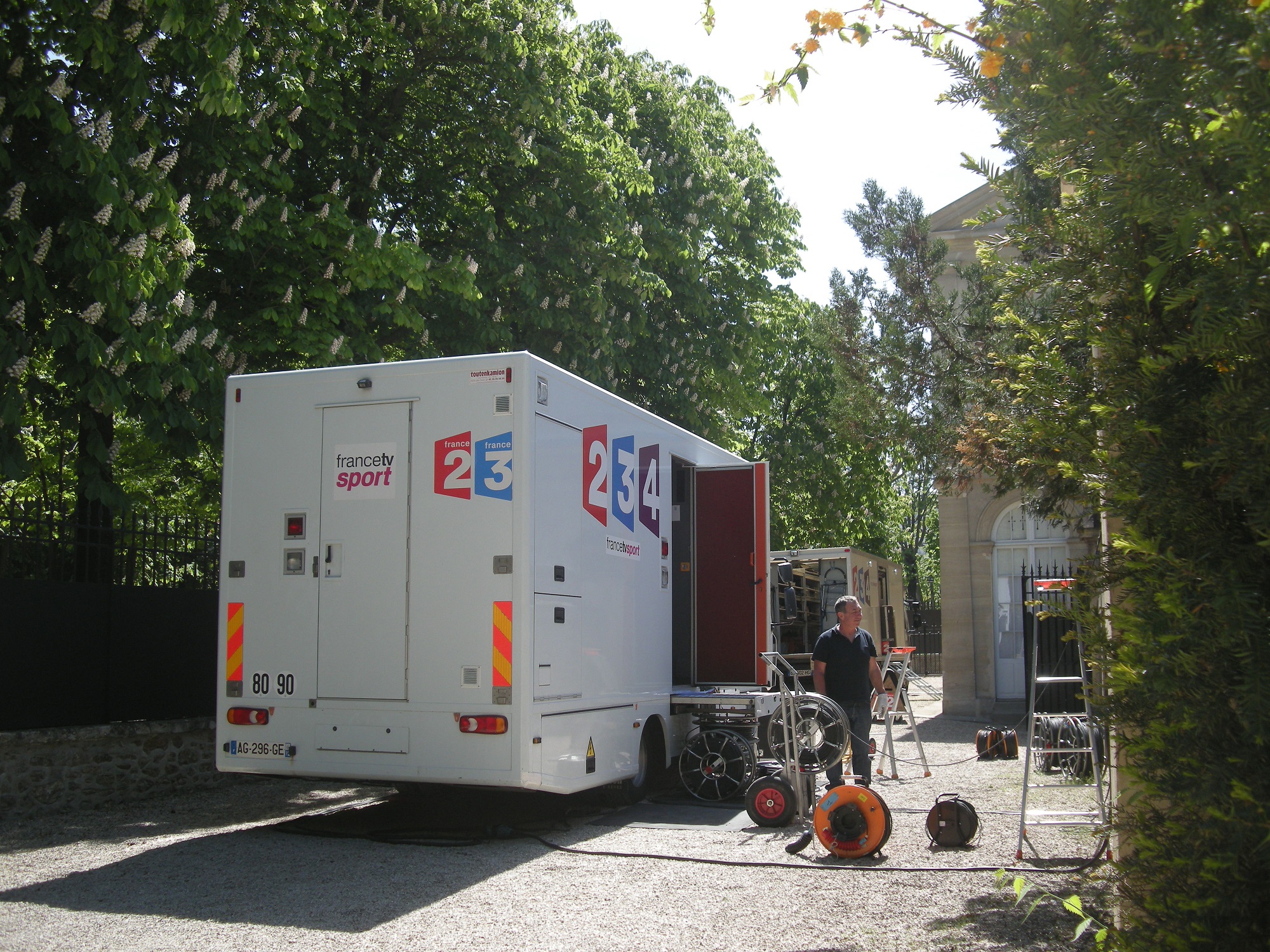 Camion-régie de France Télévisions devant la chapelle