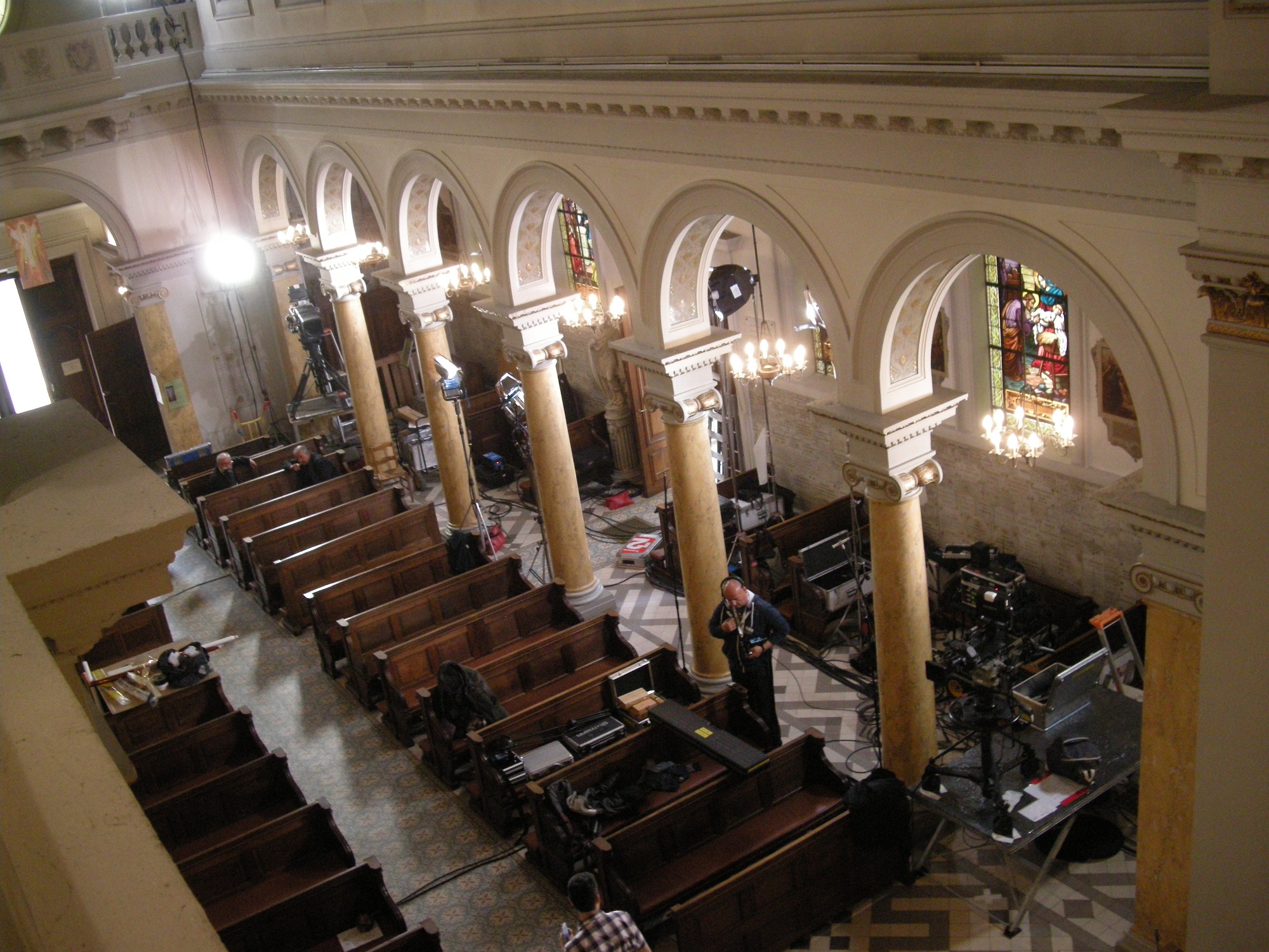 Caméras et matériel installés dans la partie gauche de la chapelle