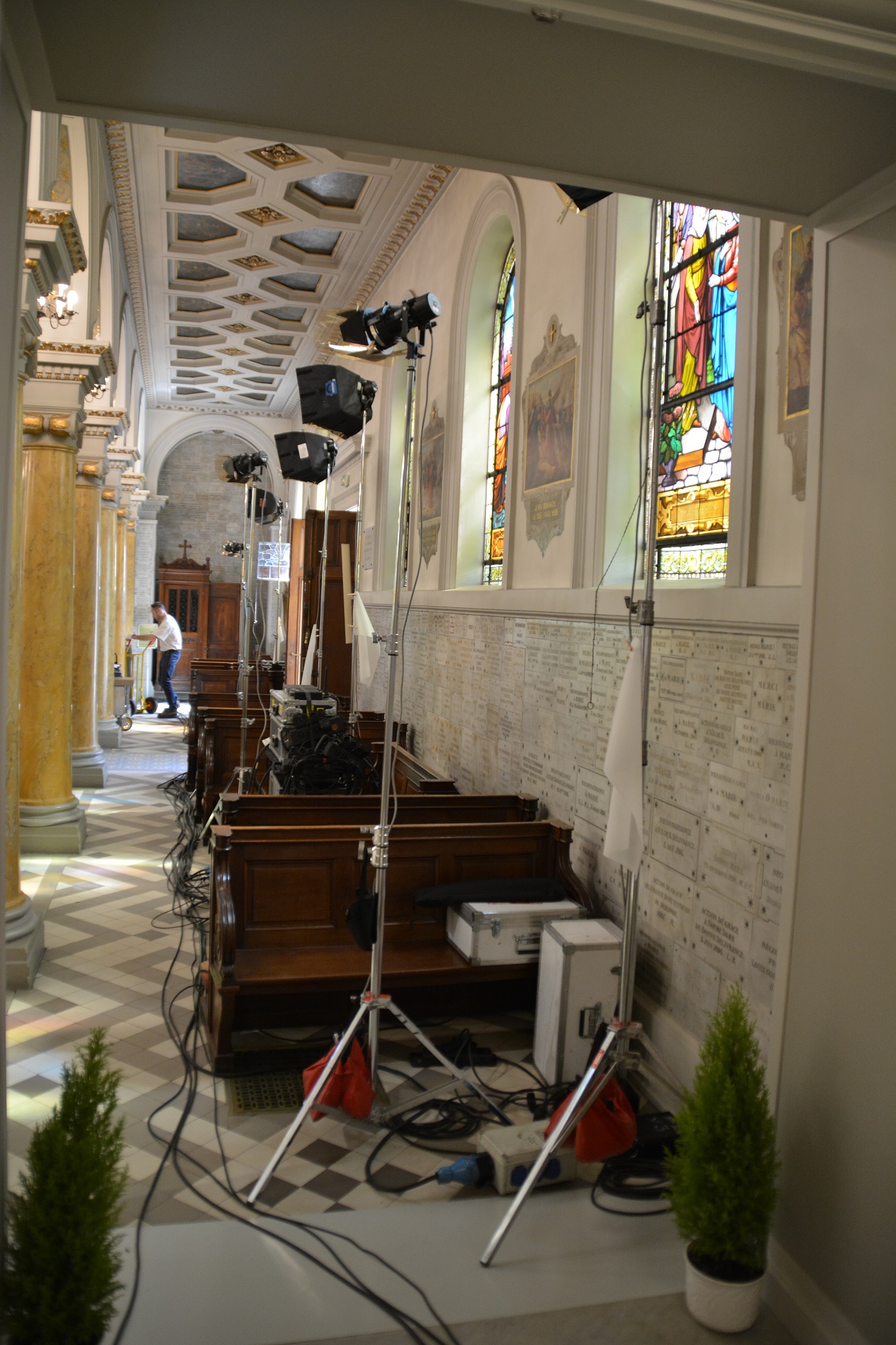 Caméras et matériel installés dans la partie gauche de la chapelle