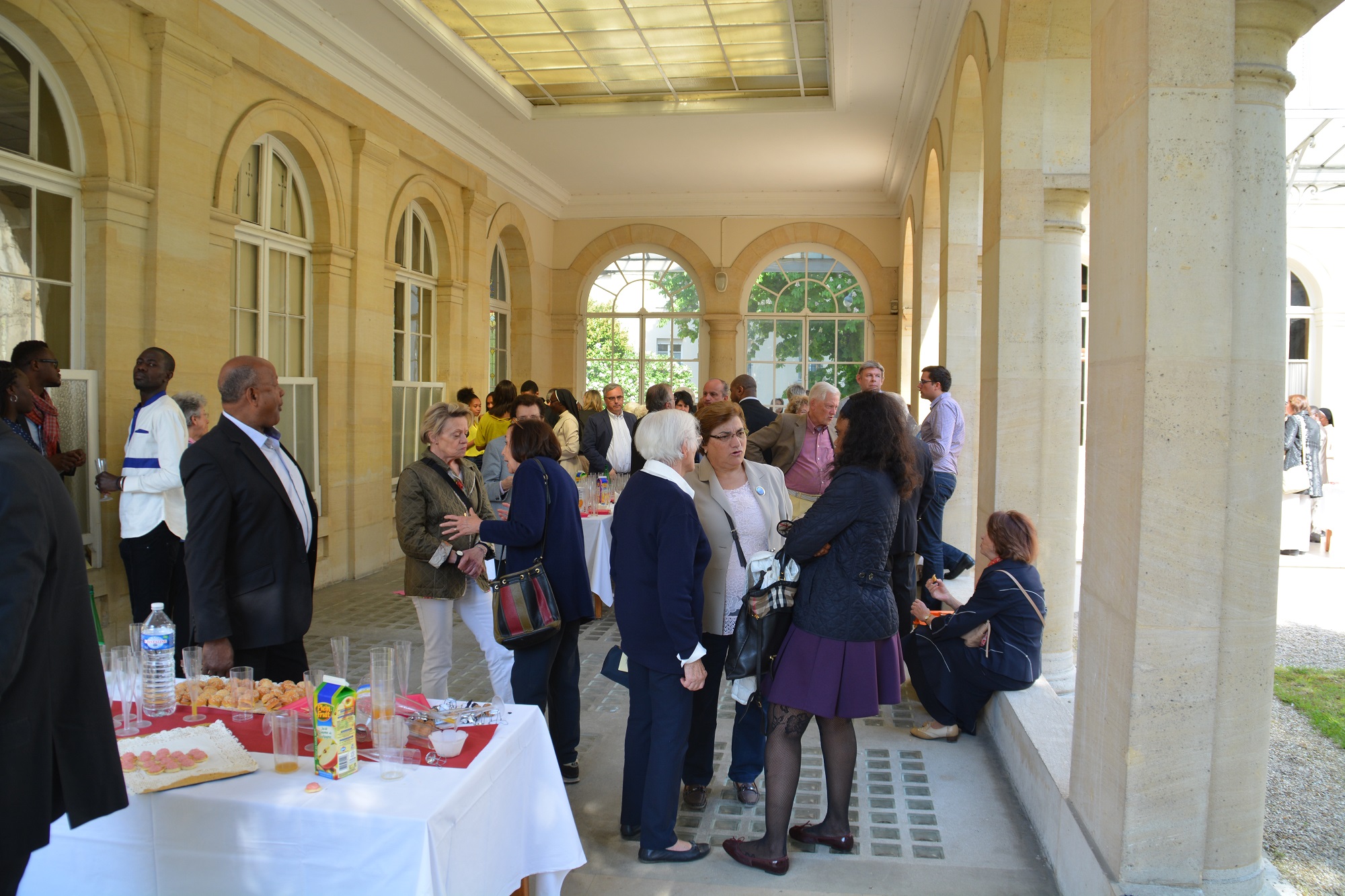 Verre de l'Amitié sous les arcades, après la messe