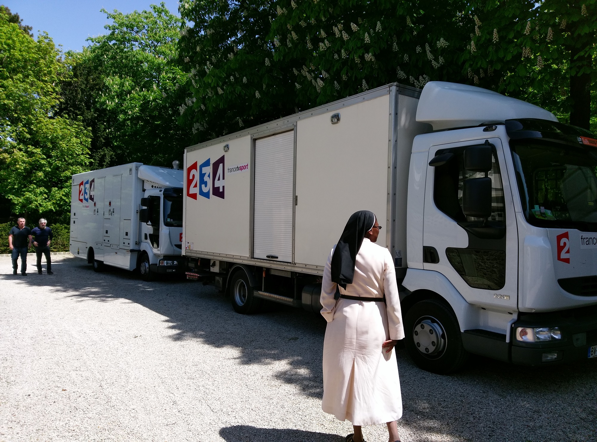 Arrivée du camion-régie et du camion de transport de matériel