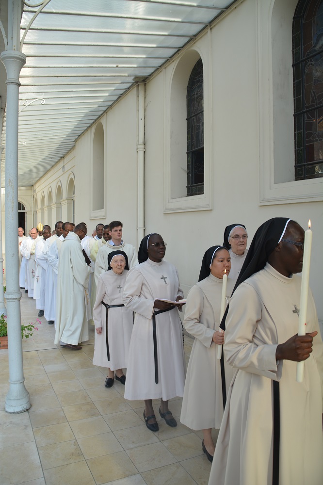 Procession des professes et jubilaires pour leur entrée dans la chapelle