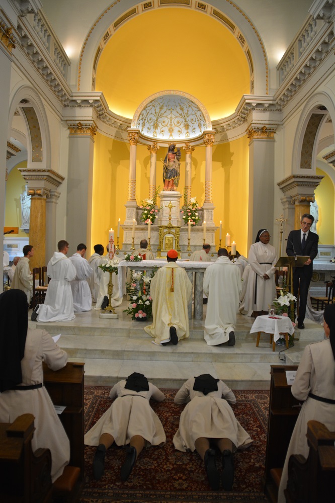 Prosternation devant l'autel et Notre Dame de Bonne Délivrance