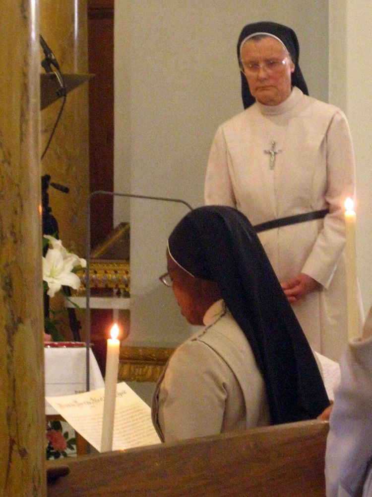 Prononciation des voeux perpétuels par Soeur Rosalie Céline devant Mère Alain Michel, supérieure générale