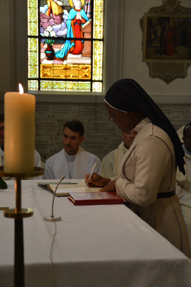 Signature du registre des voeux par Soeur Rosalie Céline