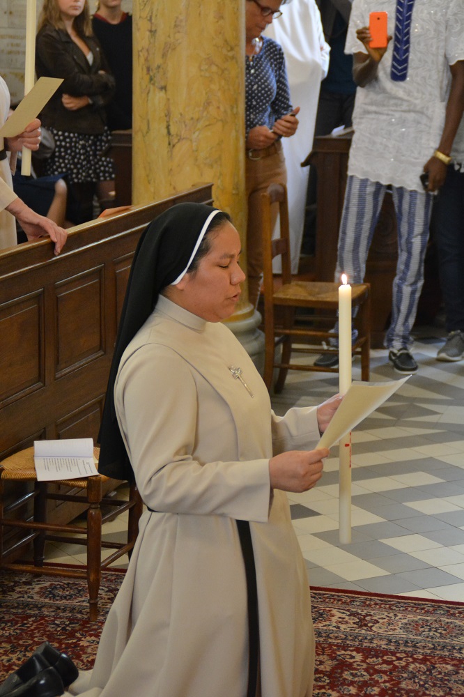 Soeur Veronica renouvelant ses voeux pour un an