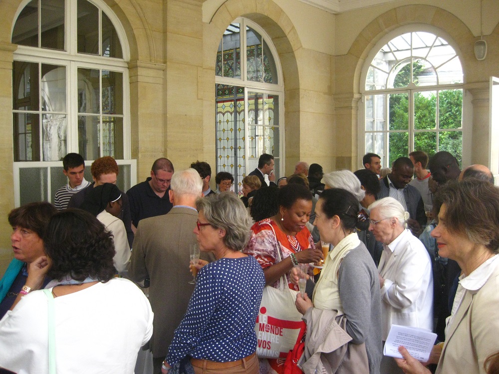 Invités autour du buffet