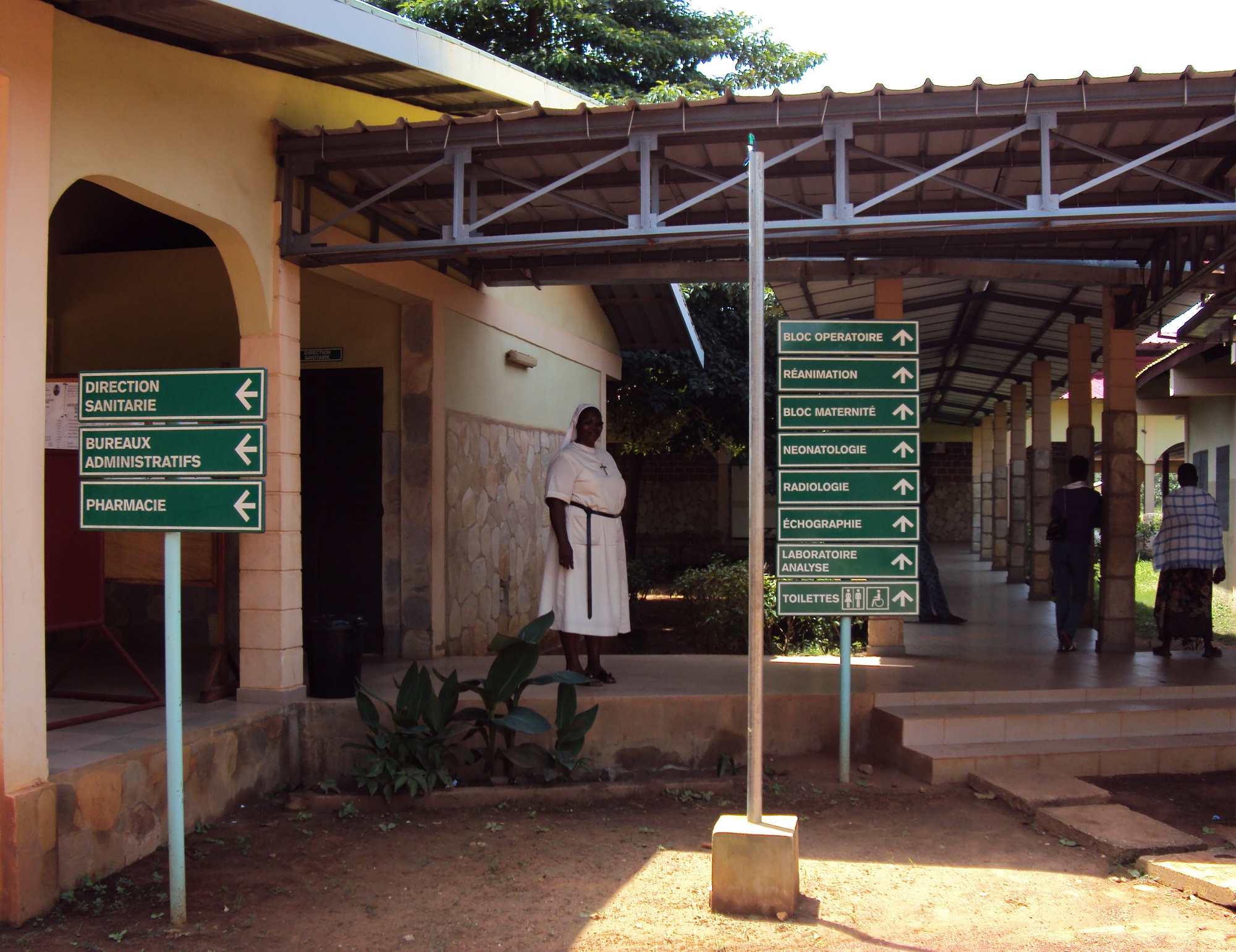 Mère Laure Christine devant l'hôpital de Natitingou