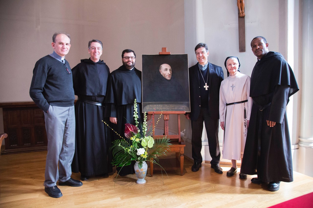 Frères de l'Ordre de Saint-Augustin et Mère Alain Michel, supérieure générale, entourant le portrait du Père Ange