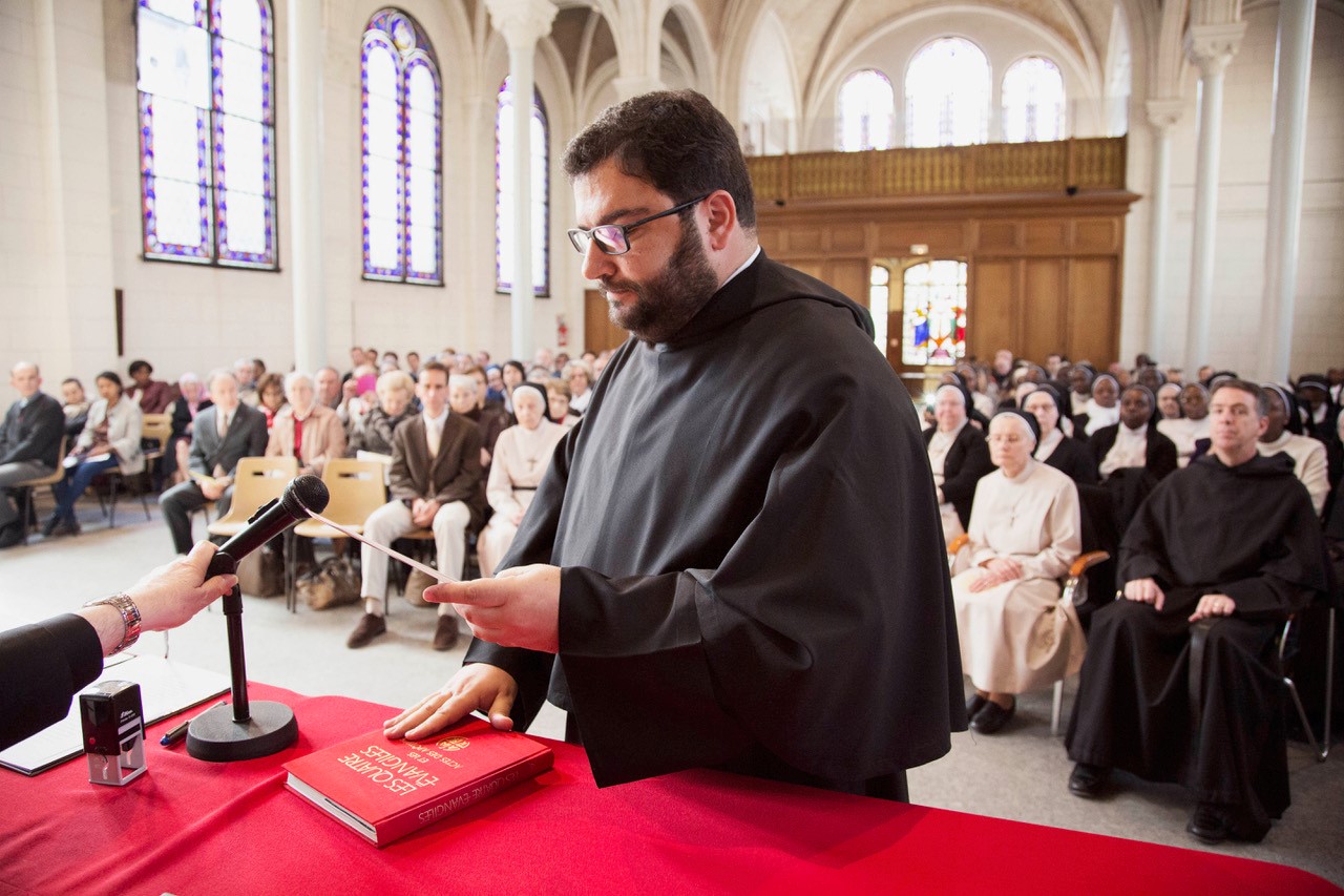 Prestation de serment sur l'Évangile du Père Josef Sciberras, postulateur de l'Ordre de Saint-Augustin