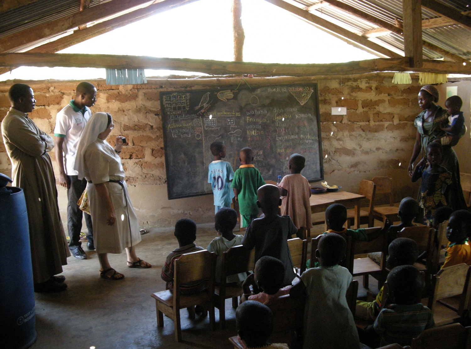 Cours en salle de classe à l'école primaire