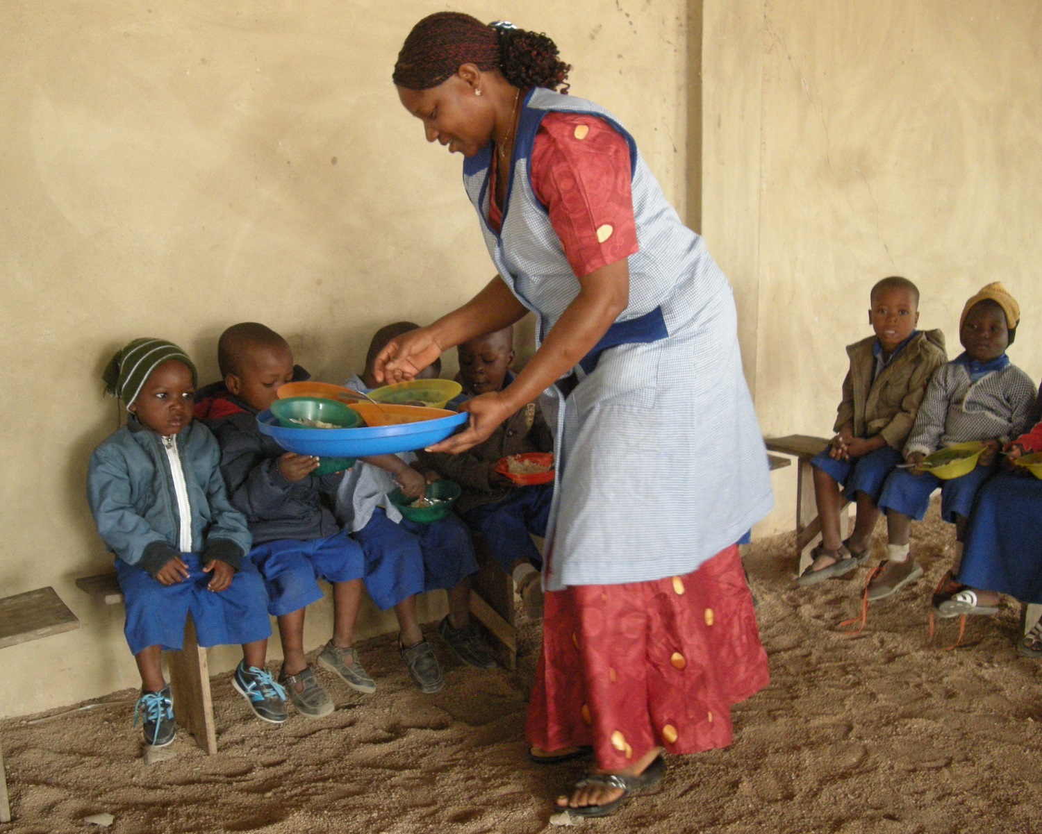 Distribution du goûter à l'école maternelle