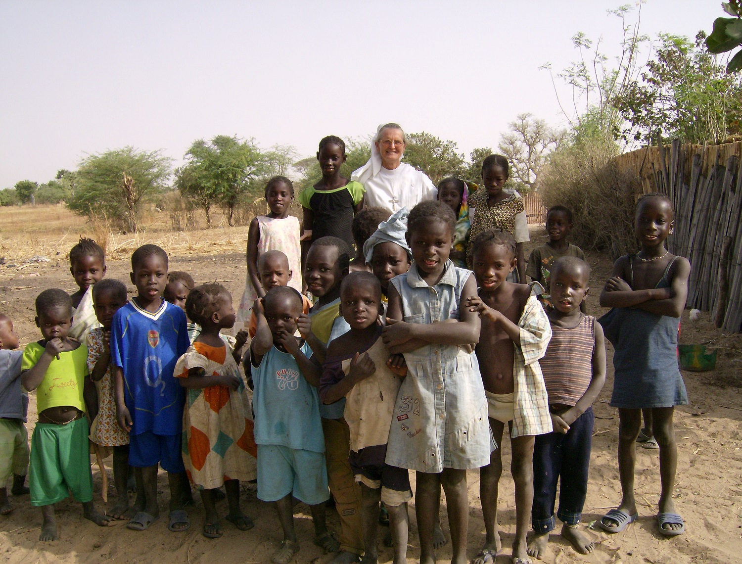 Avec des enfants dans un village de brousse