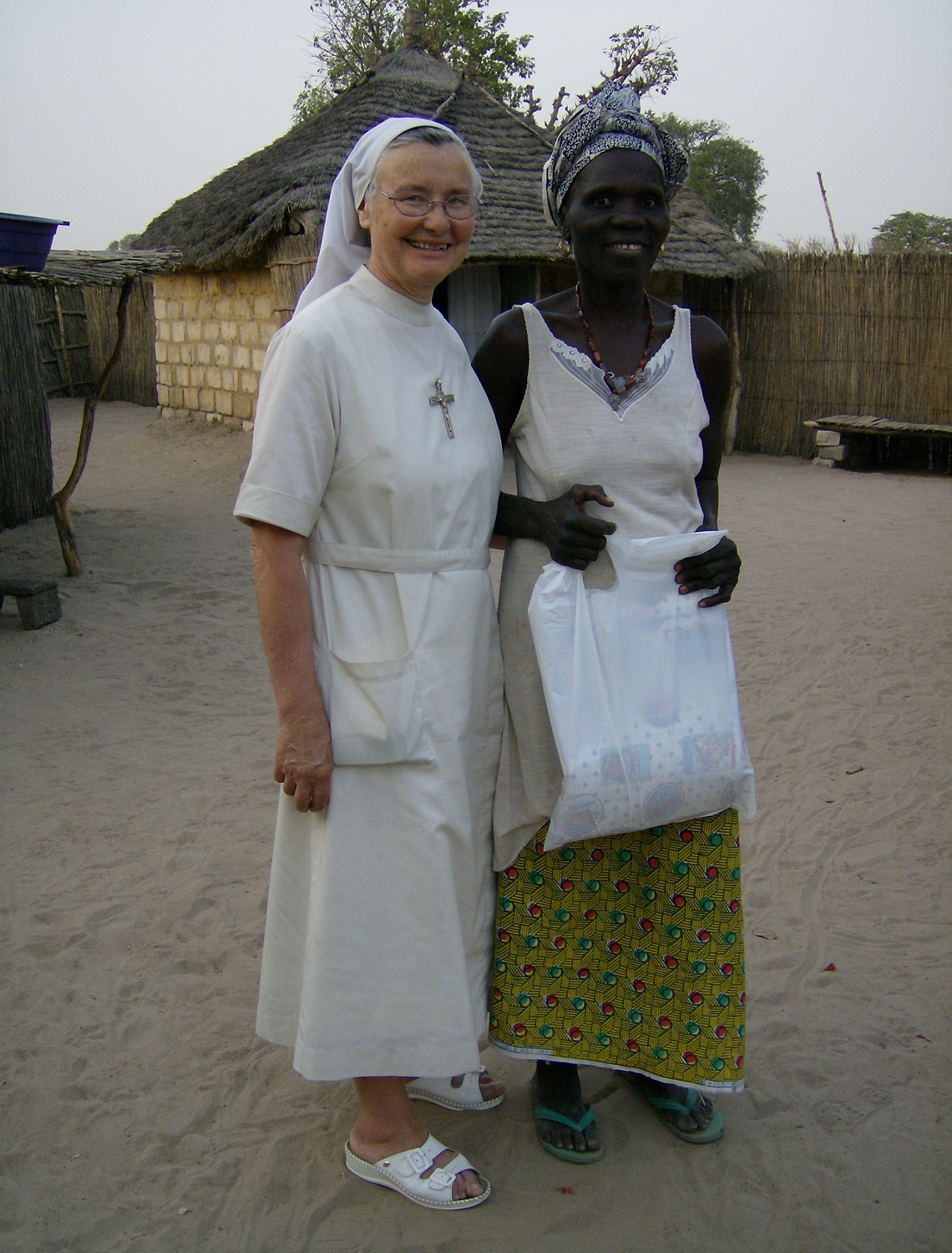 Avec une habitante du village