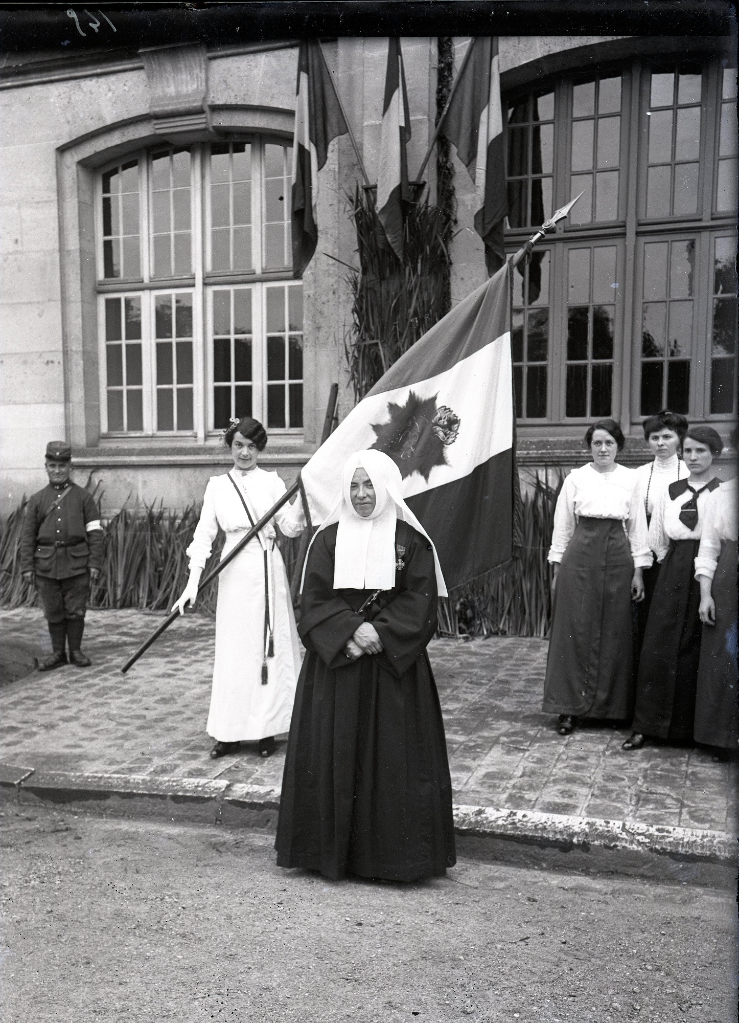 Remise de la Croix de Guerre à la Supérieure de Soissons