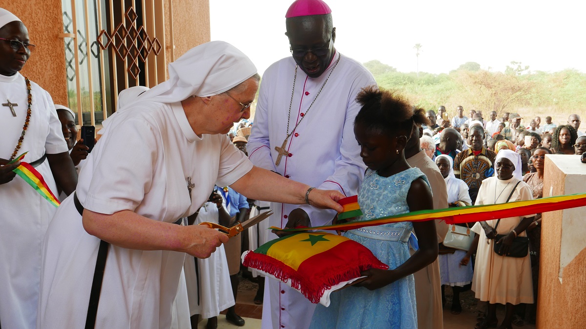 Notre Mère générale remettant le ruban de l'inauguration à une petite fille