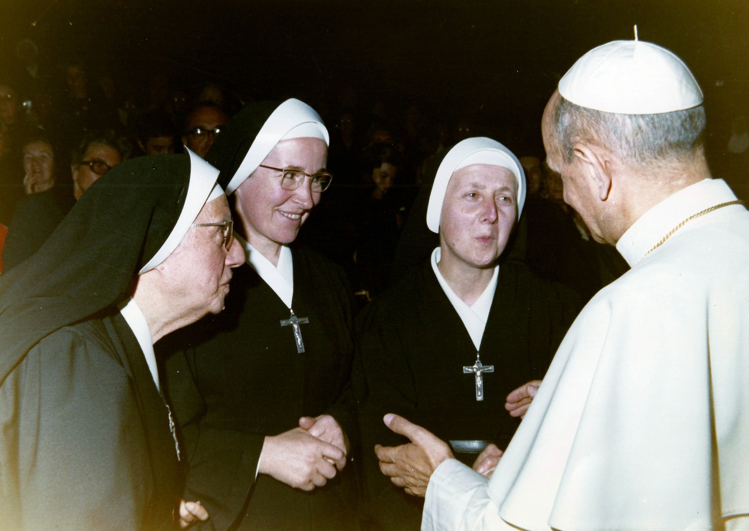 3e en partant de la gauche, rencontrant le Pape Paul VI (v.1970)