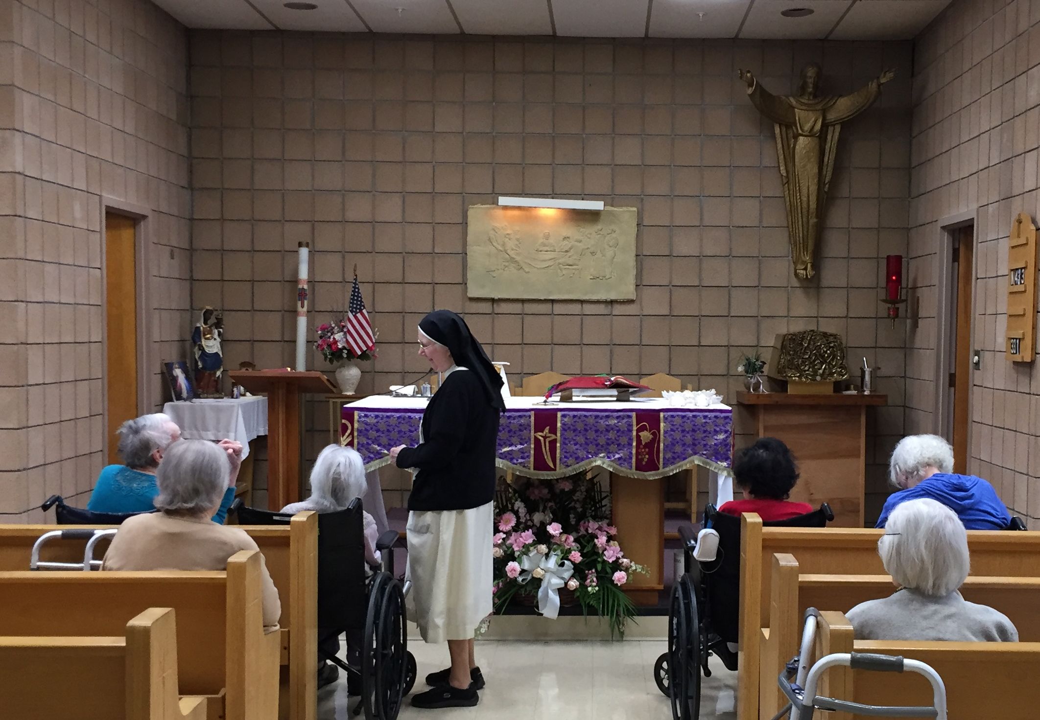 Religieuse avec les patients dans la chapelle