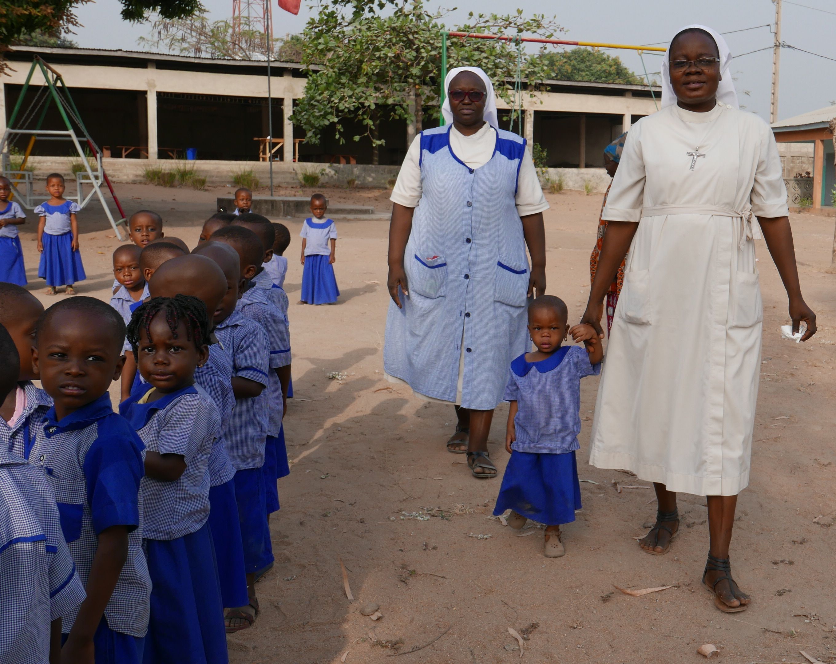 Religieuses avec les enfants de l'école maternelle de Kilibo