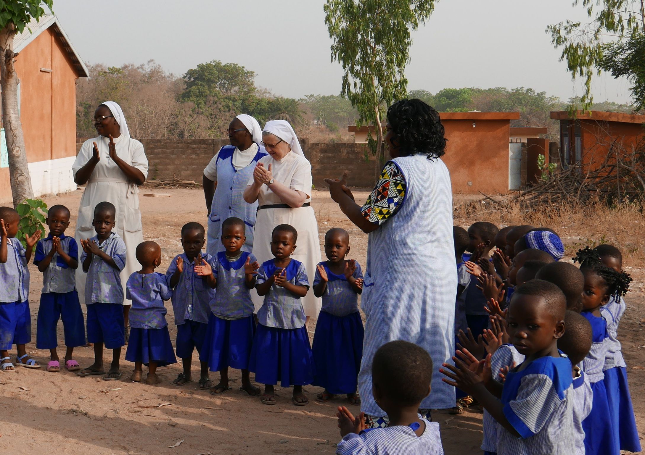 Récréation des élèves de l'école maternelle de Kilibo