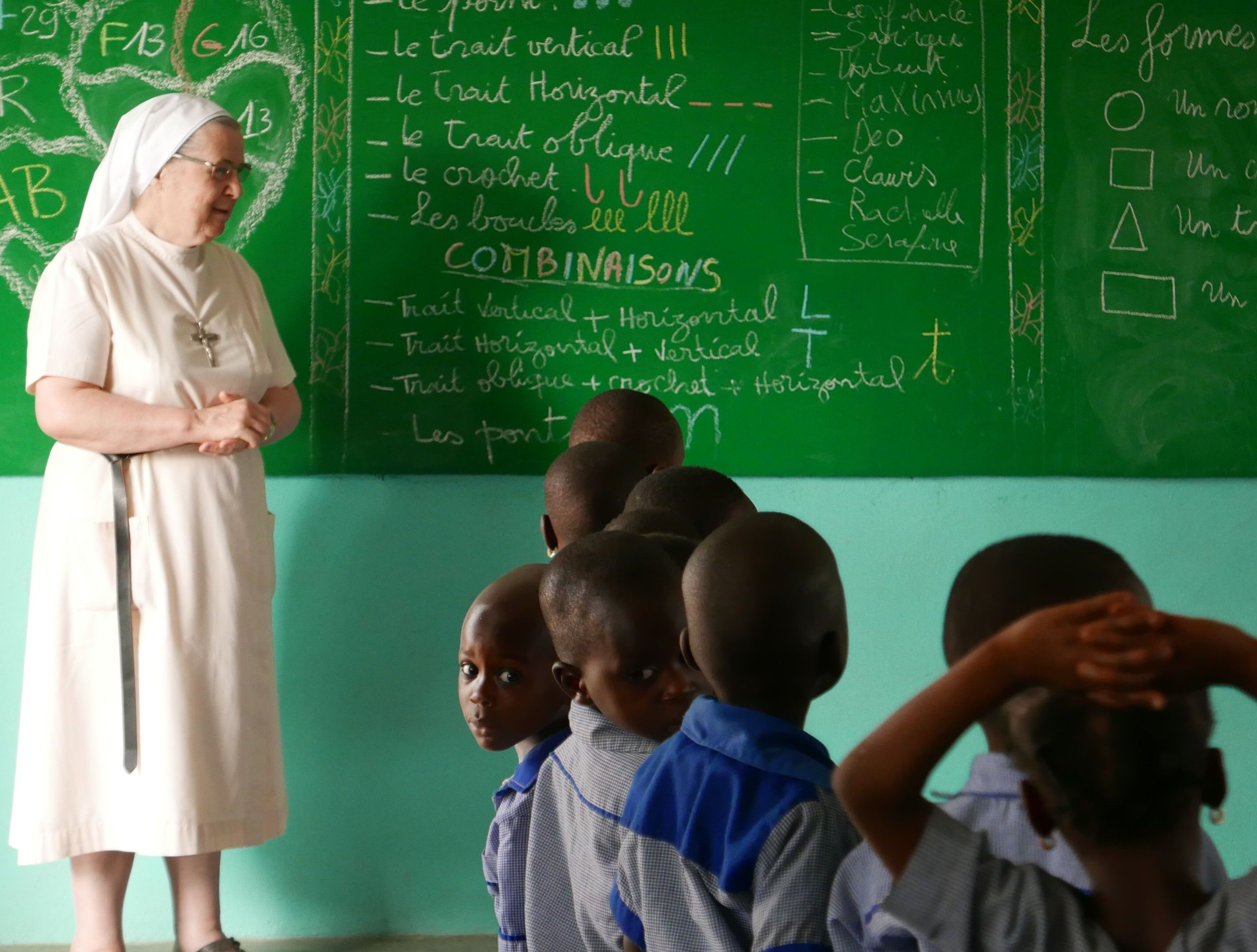 Notre Mère Générale en visite à l'école maternelle de Kilibo