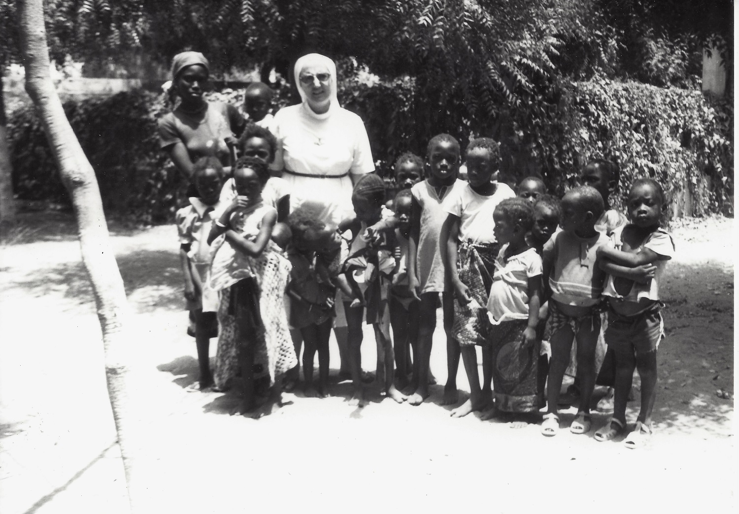 Avec des enfants dans un village sénégalais