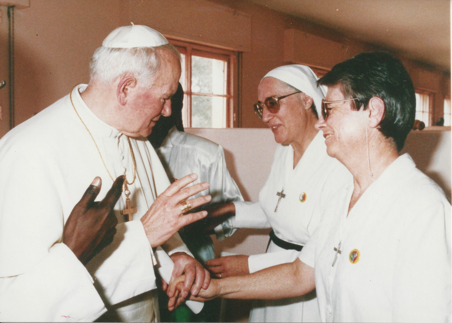 Rencontrant le Pape saint Jean Paul II à Dakar (1991)