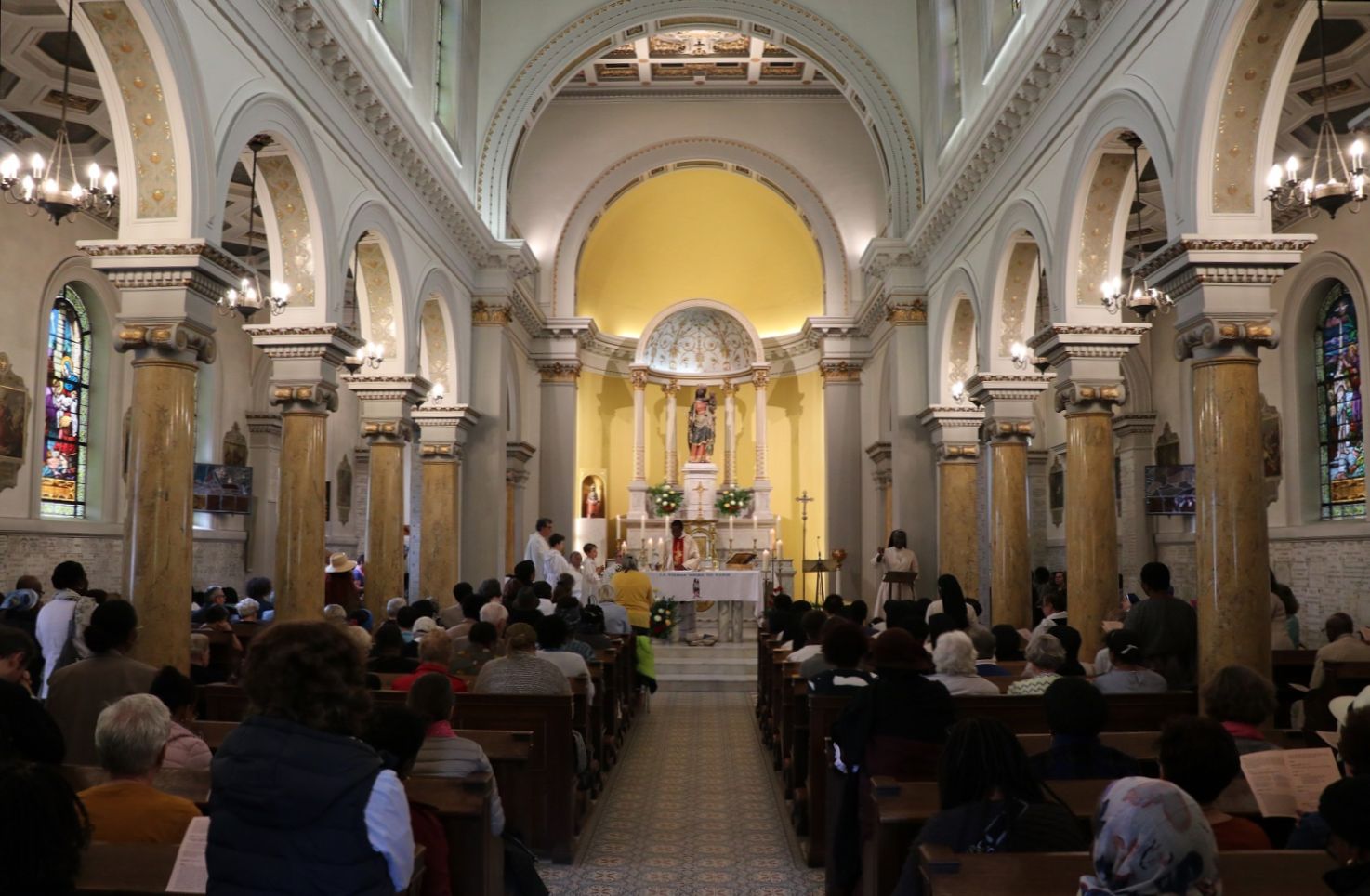 De nombreuses personnes viennent chaque jour à la messe