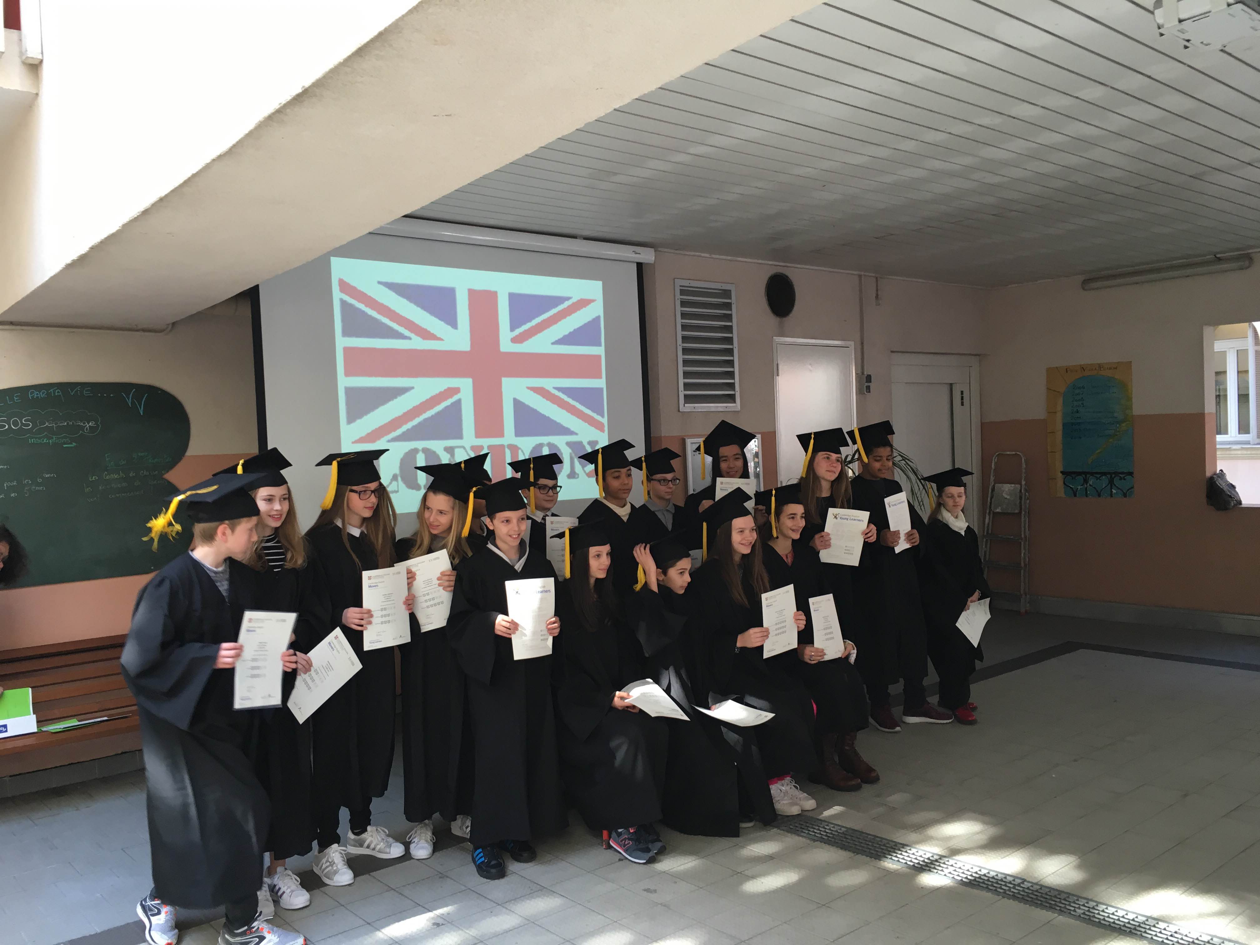 Élèves avec leurs diplômes d'anglais