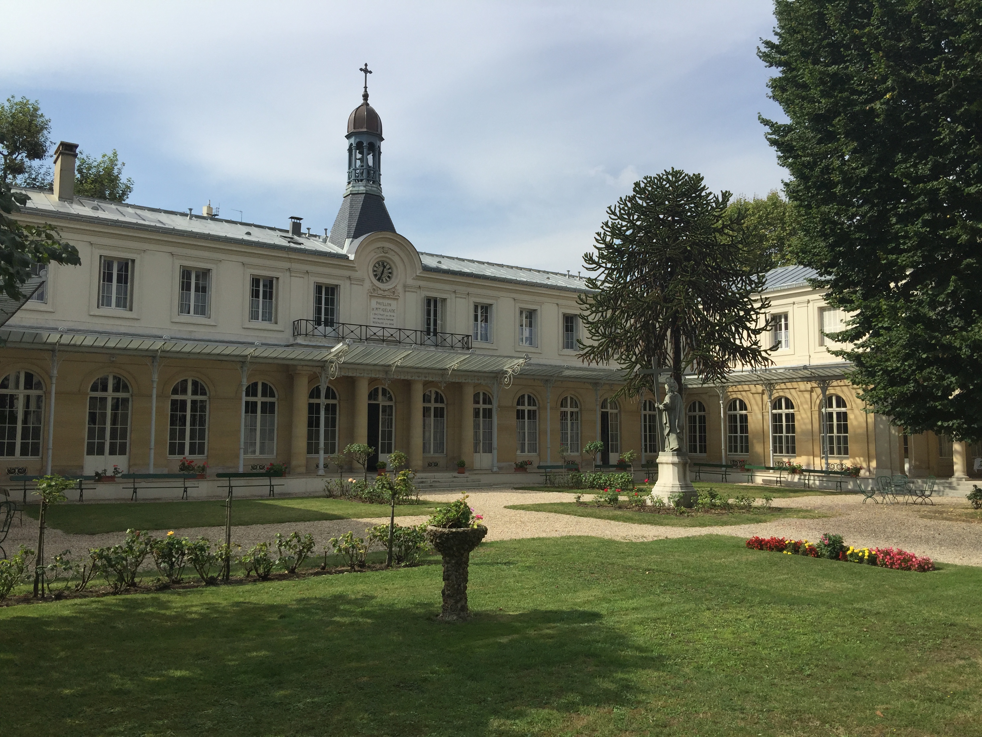 Extérieur des bâtiments de la maison-mère de Neuilly-sur-Seine