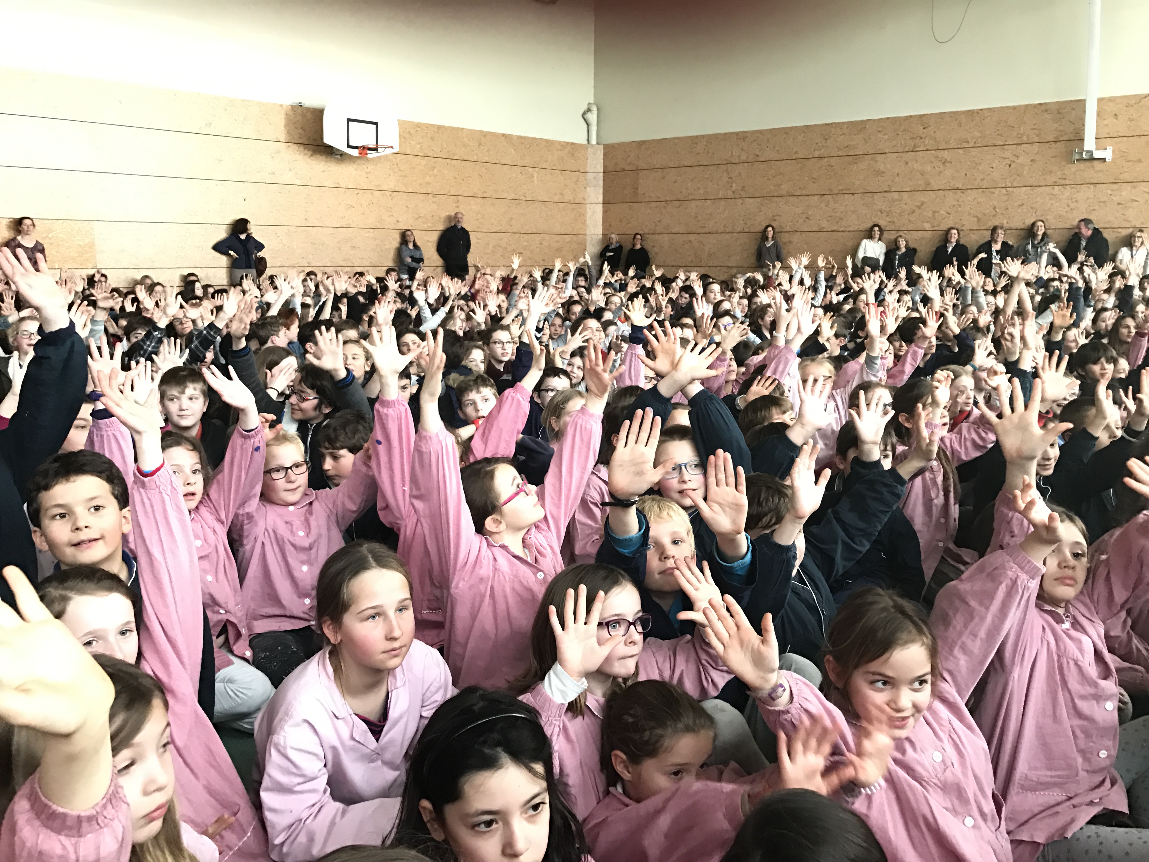 Élèves rassemblés dans le gymnase