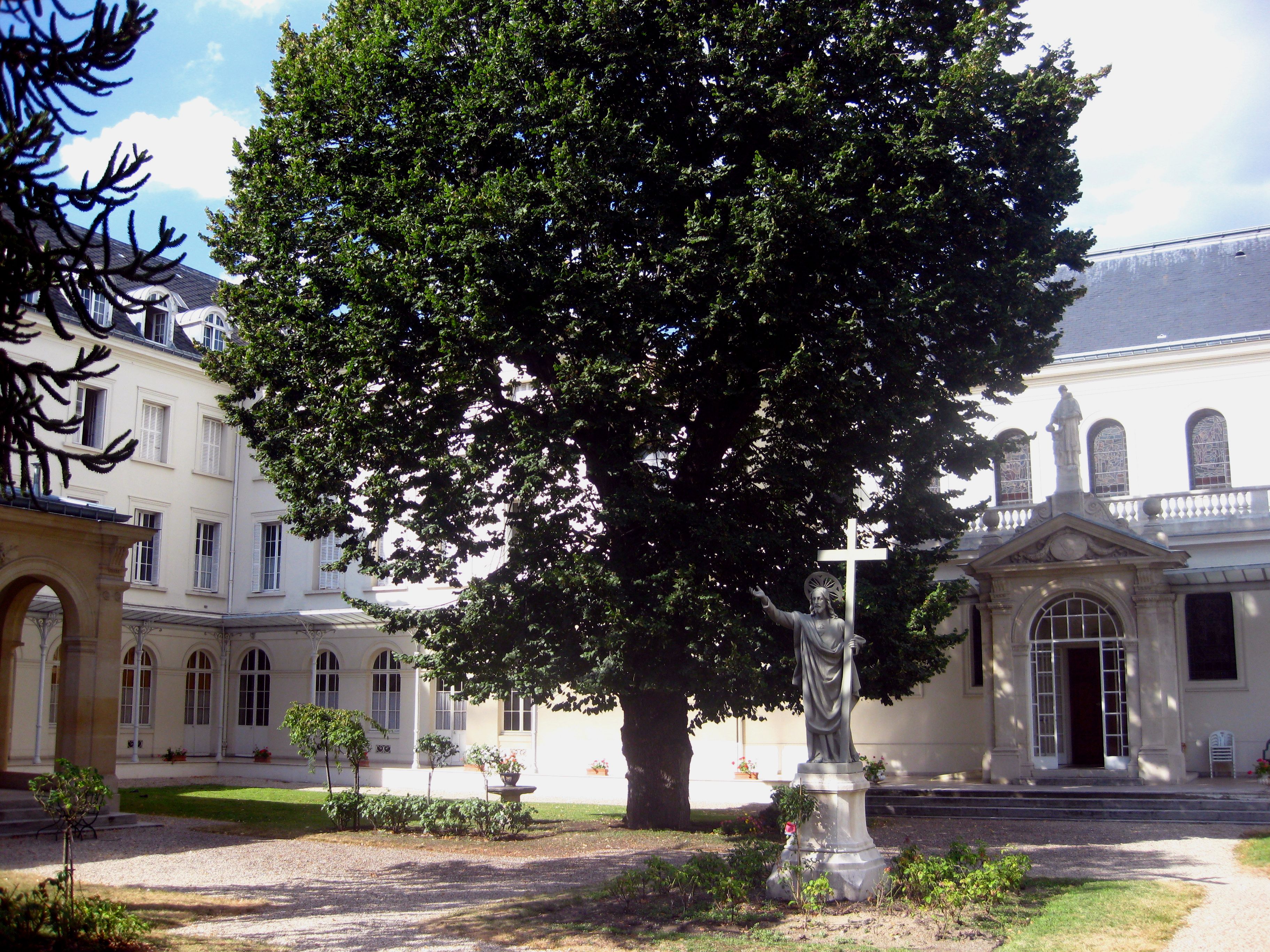 Extérieur des bâtiments de la maison-mère, à Neuilly-sur-Seine