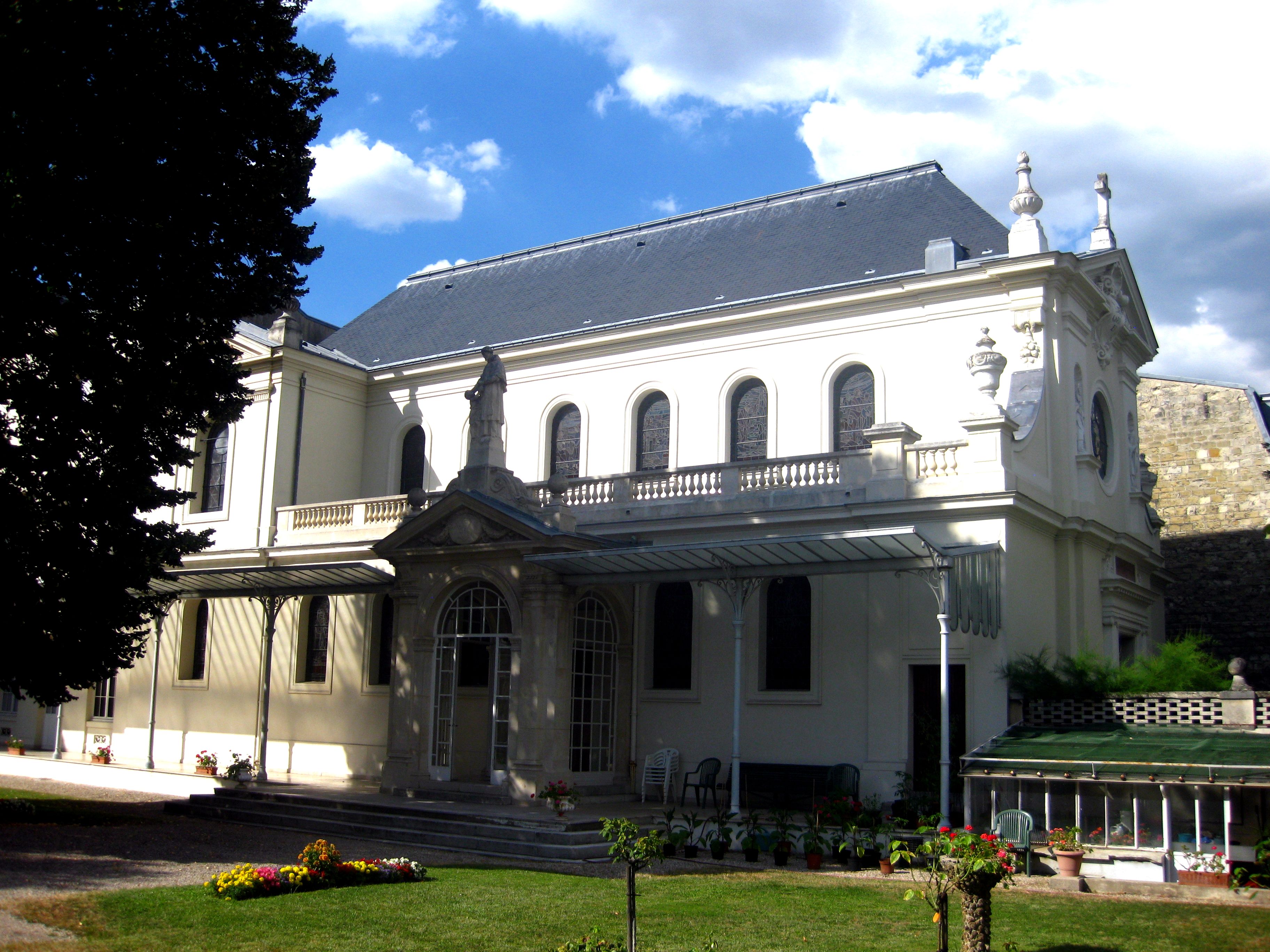 Chapelle vue depuis la cour de la communauté