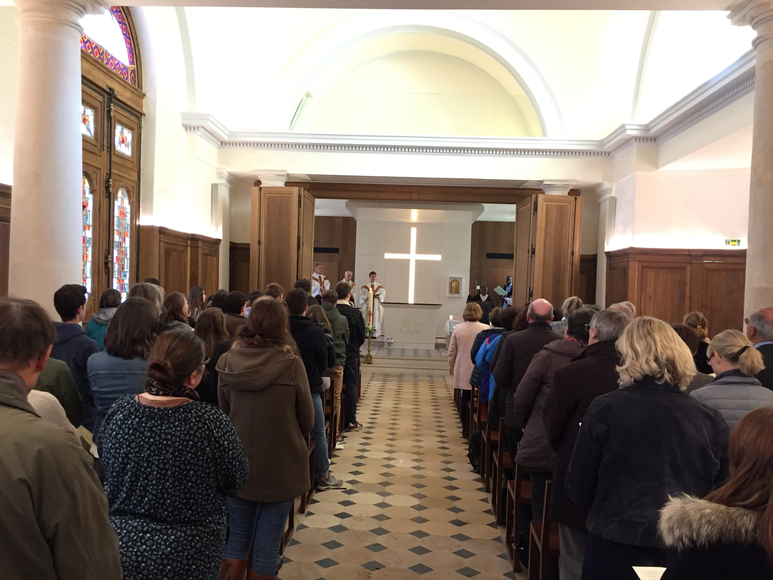 Messe à la chapelle de l'établissement