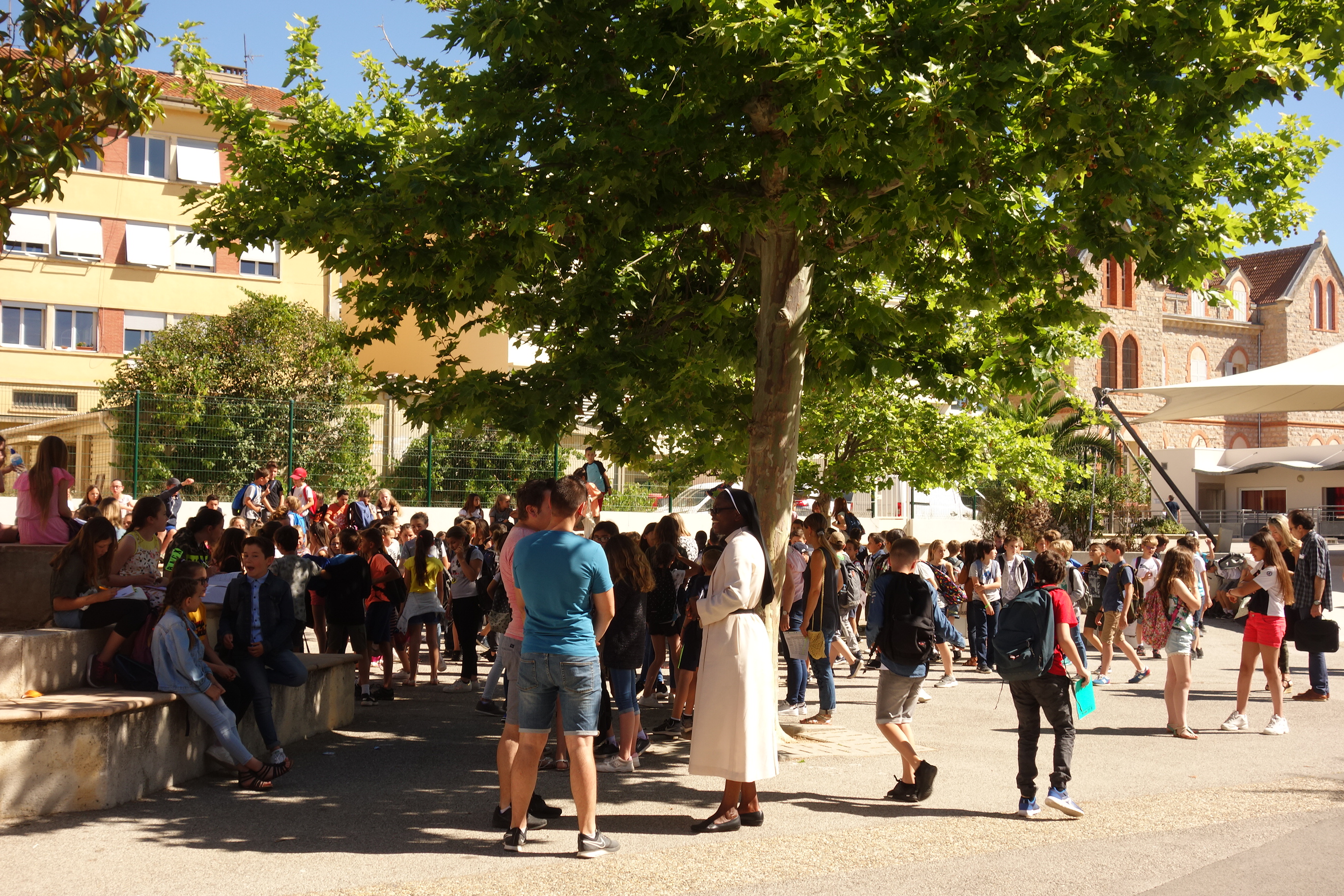 Soeur accueillant les élèves du Cours Maintenon dans la cour