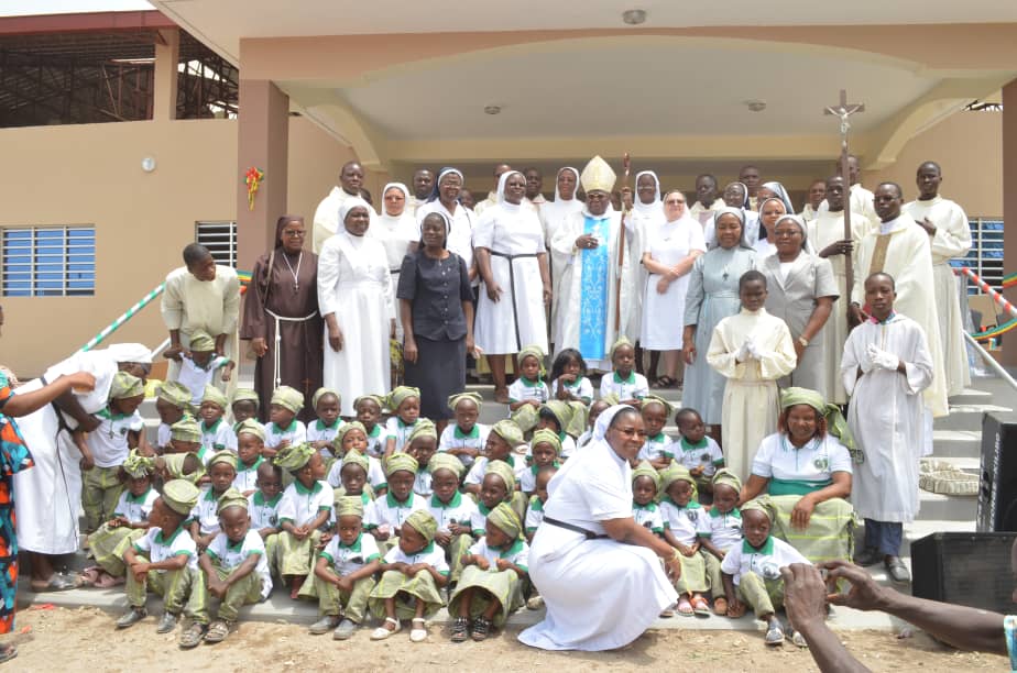 Photo de groupe avec les Enfants de la Maternelle