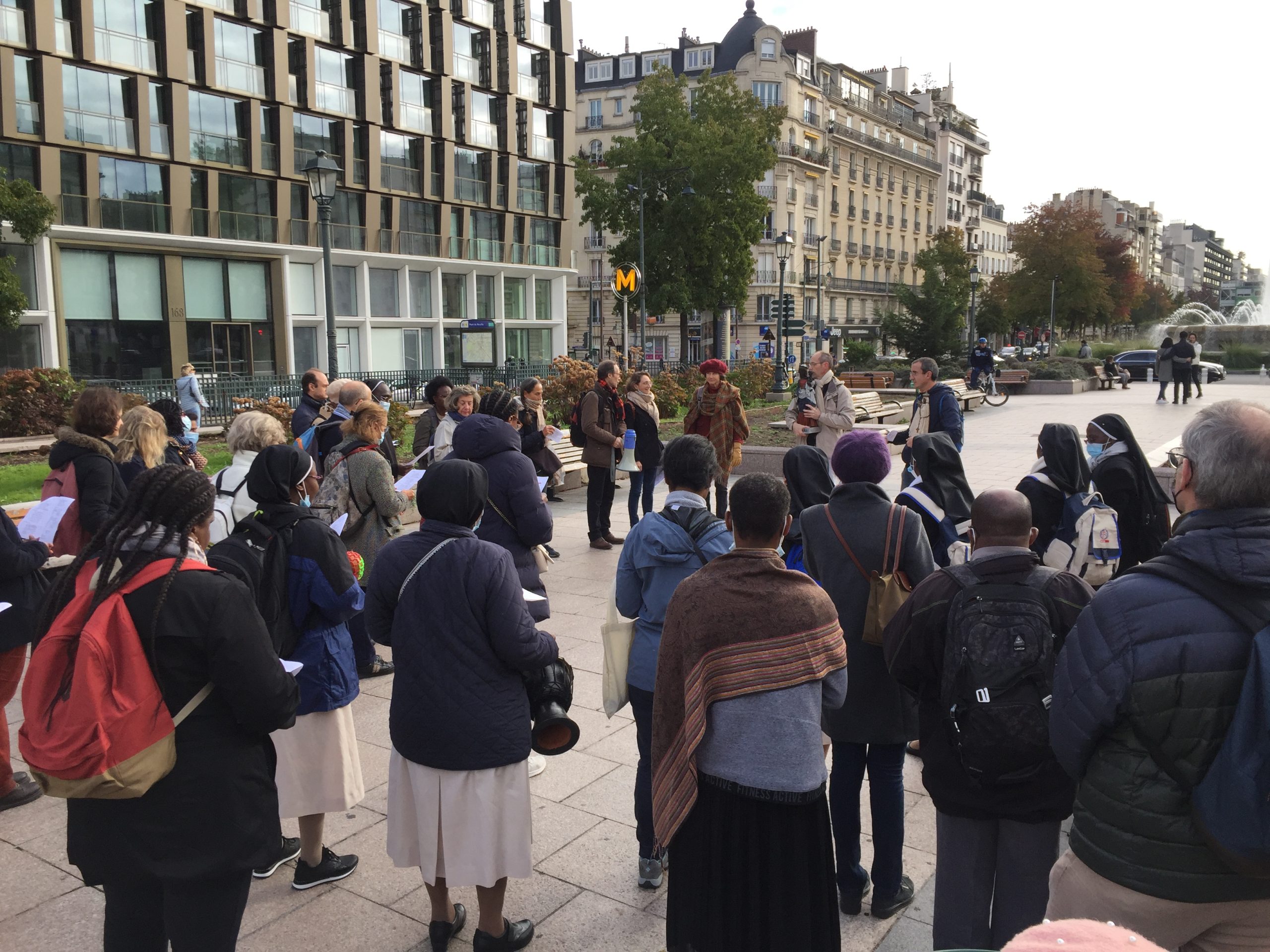 Notre-Dame de Bonne Délivrance en tête, Avenue Charles-de-Gaulle