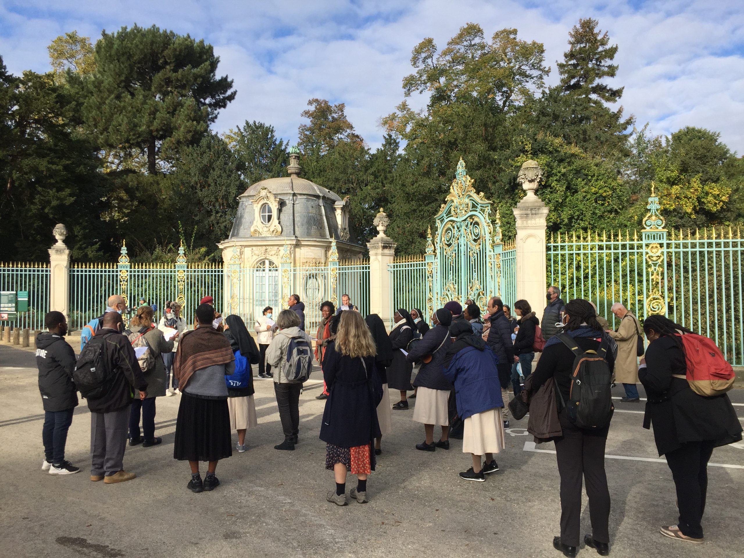 Devant le Parc de Bagatelle