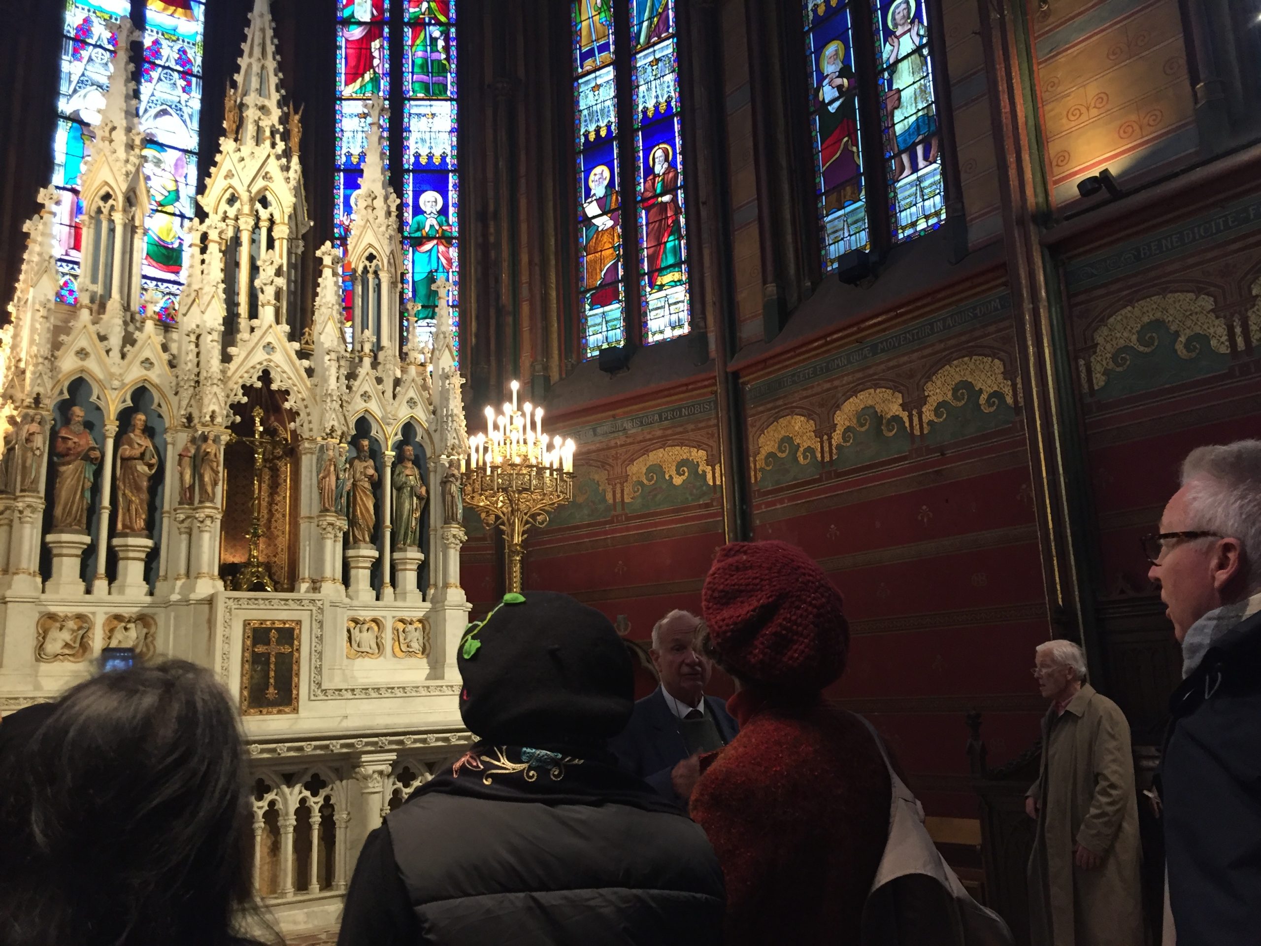 Devant l'autel restauré de Notre-Dame de Boulogne