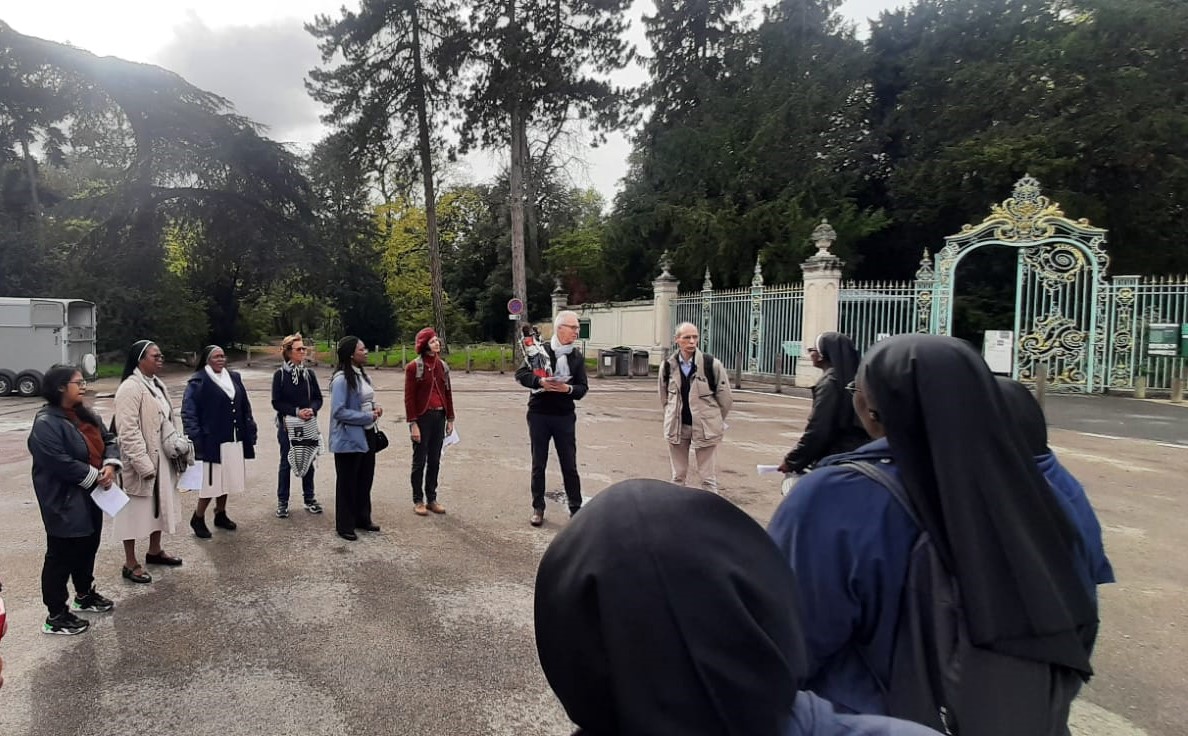 Devant le Parc de Bagatelle