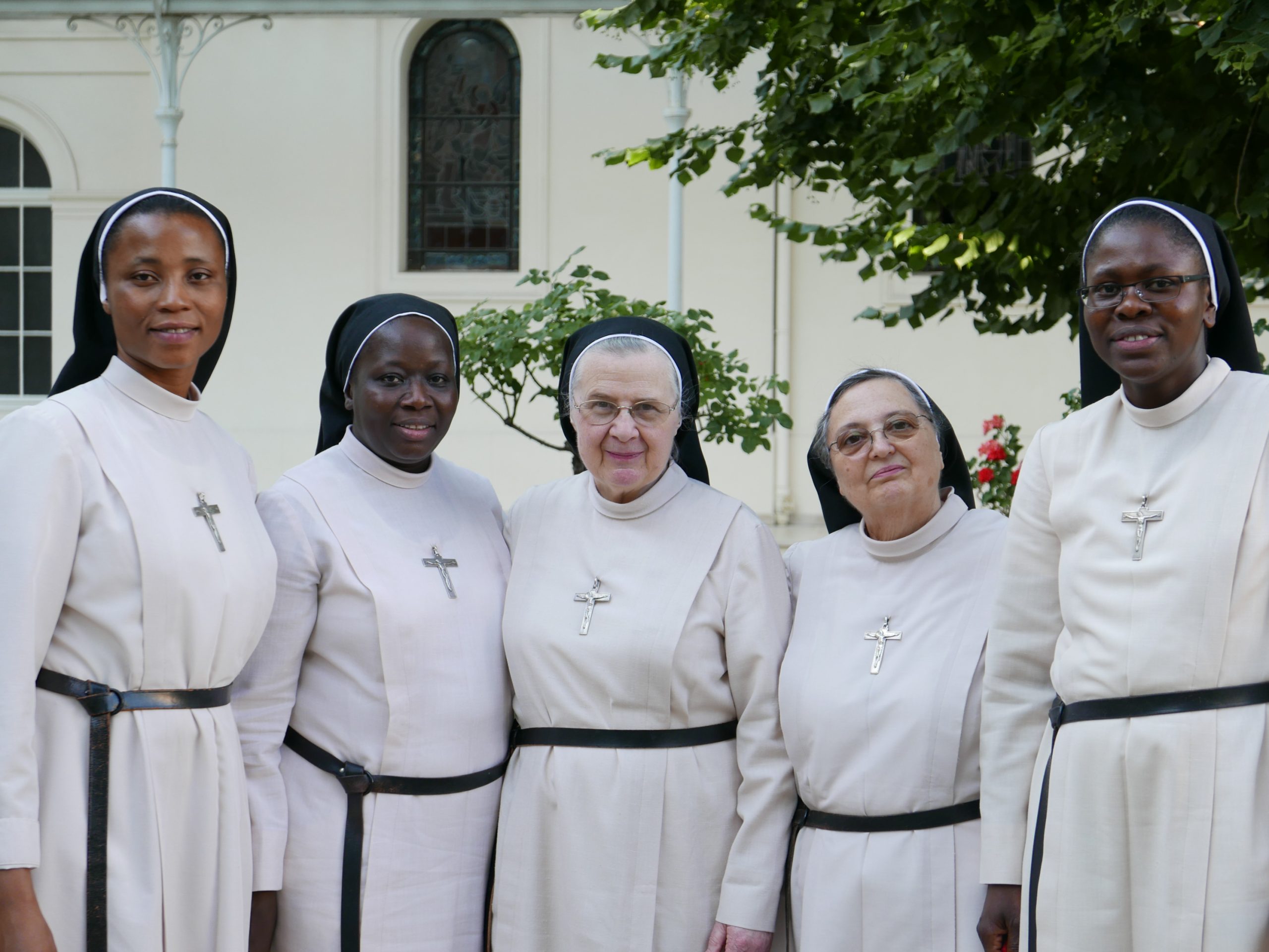 Portrait des membres du Conseil généralice élu suite au Chapitre général 2017, dans la cour principale de la maison-mère à Neuilly-sur-Seine