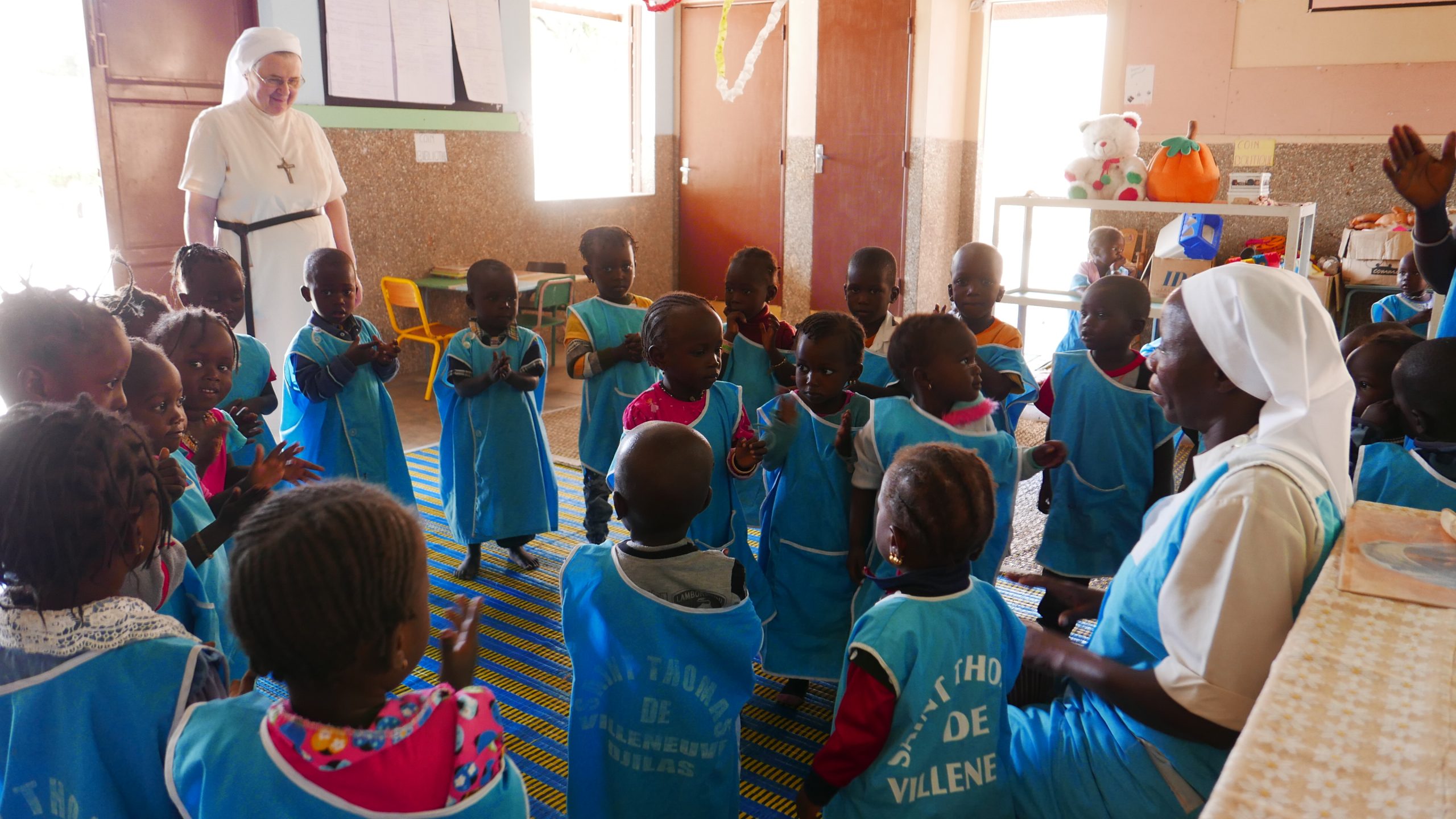 Visite de Mère Marie Thérèse (Lebret), supérieure générale, à l'école maternelle Saint-Thomas de Villeneuve de Djilas, au Sénégal