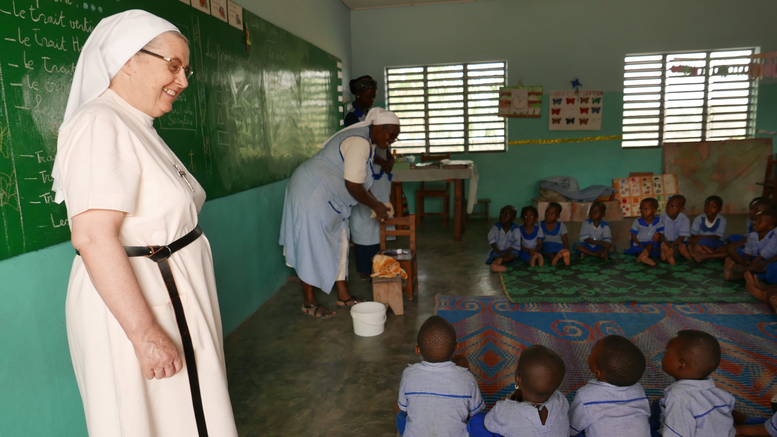 Visite de Mère Marie Thérèse (Lebret), supérieure générale, à l'école maternelle Saint-Thomas de Villeneuve de la mission de Kilibo au Bénin