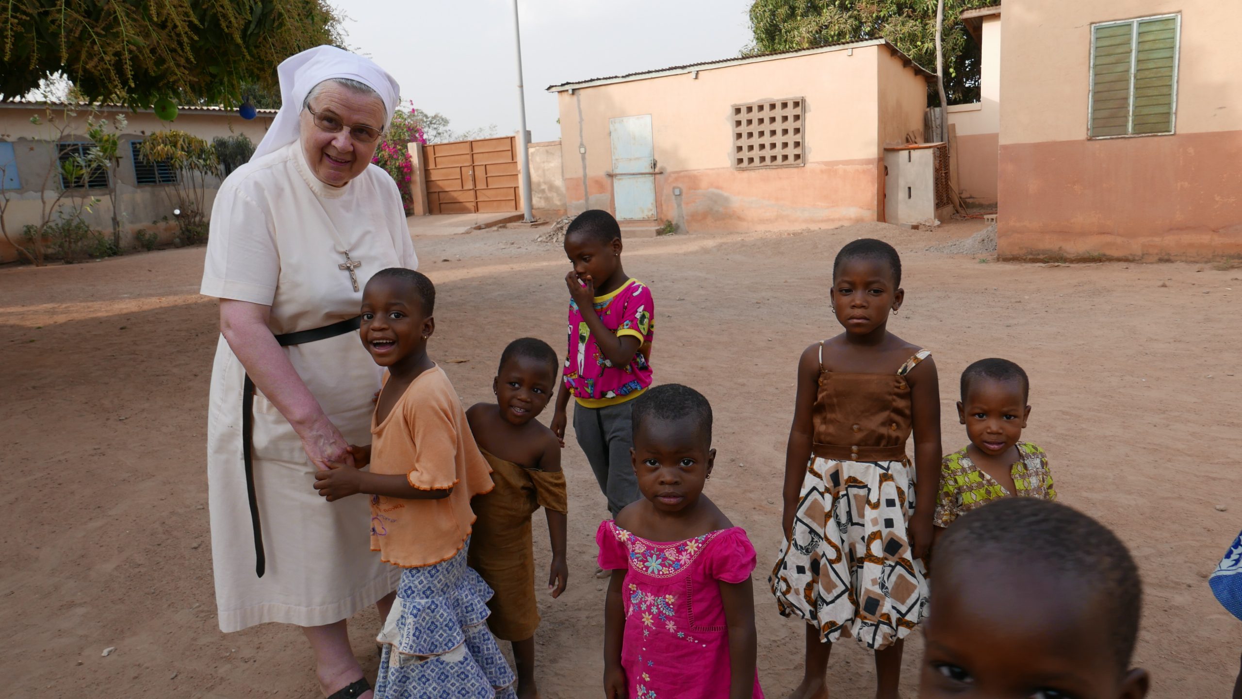 Visite de Mère Marie Thérèse (Lebret), supérieure générale, dans le village de Kilibo au Bénin