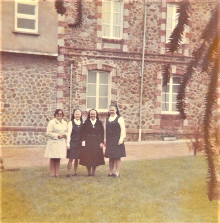 Mère Marie Thérèse (dernière à droite) à côté de sa Maîtresse des Novices, Mère Gaétan de Thiène