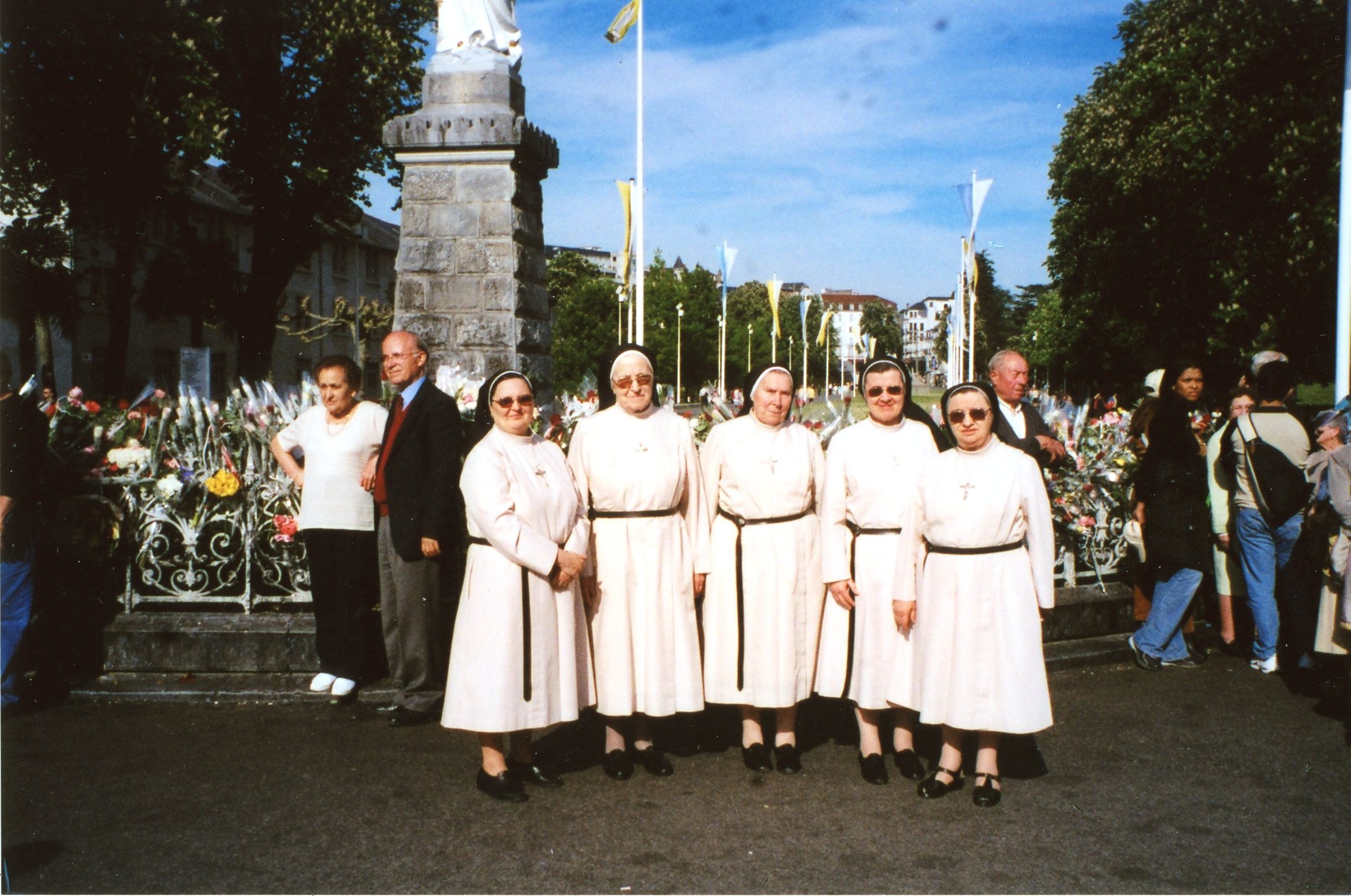 Le Conseil à Lourdes. Mère Marie Thérèse (LEBRET) est la deuxième à partir de la droite.