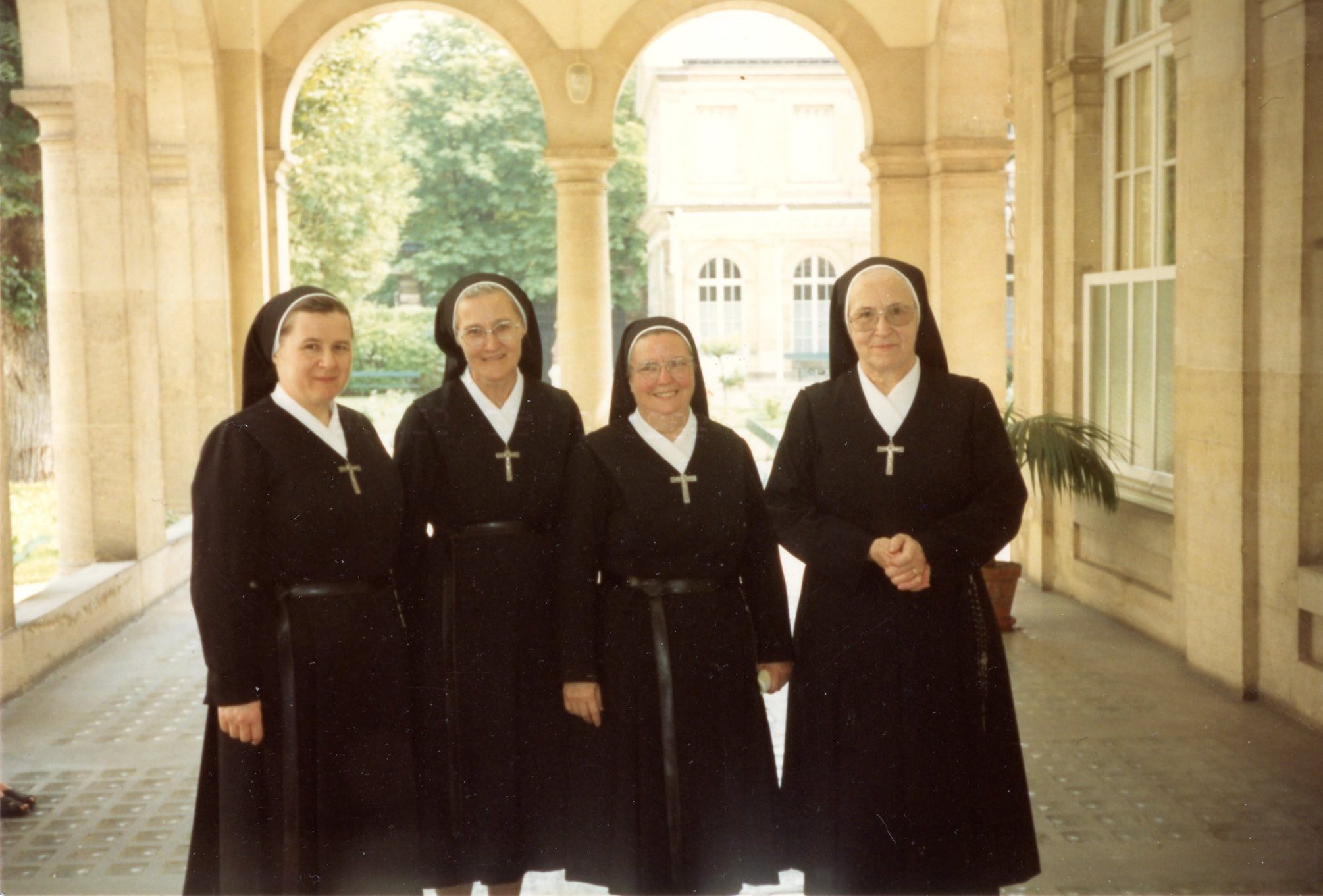 Le Conseil sous les arcades de la Cour intérieure de la maison-mère (Neuilly-sur-Seine) de la Congrégation. À gauche, Mère Marie Thérèse (LEBRET).